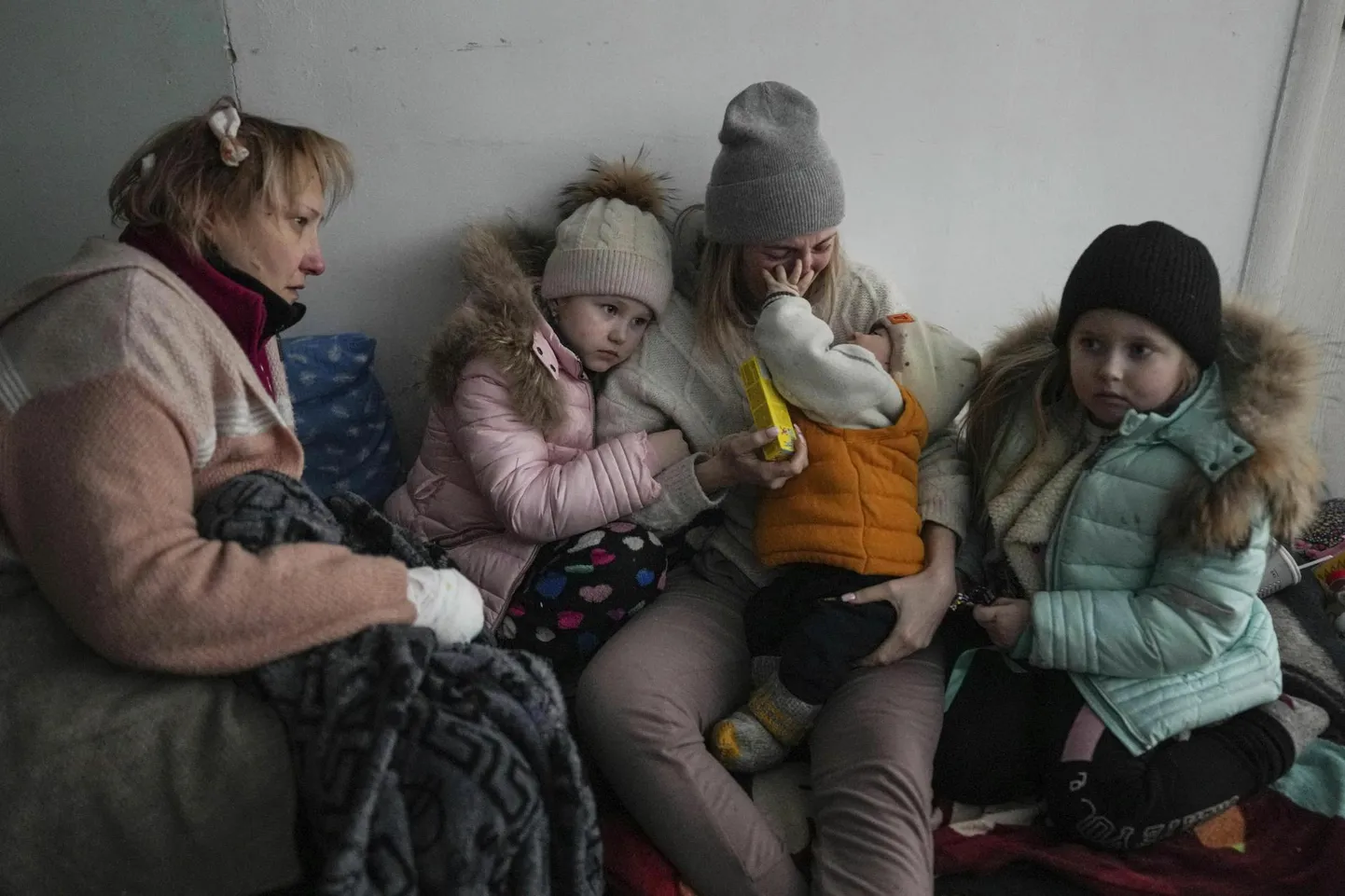Naine ja lapsed mullu märtsis Ida-Ukrainas Mariupoli haiglas. 