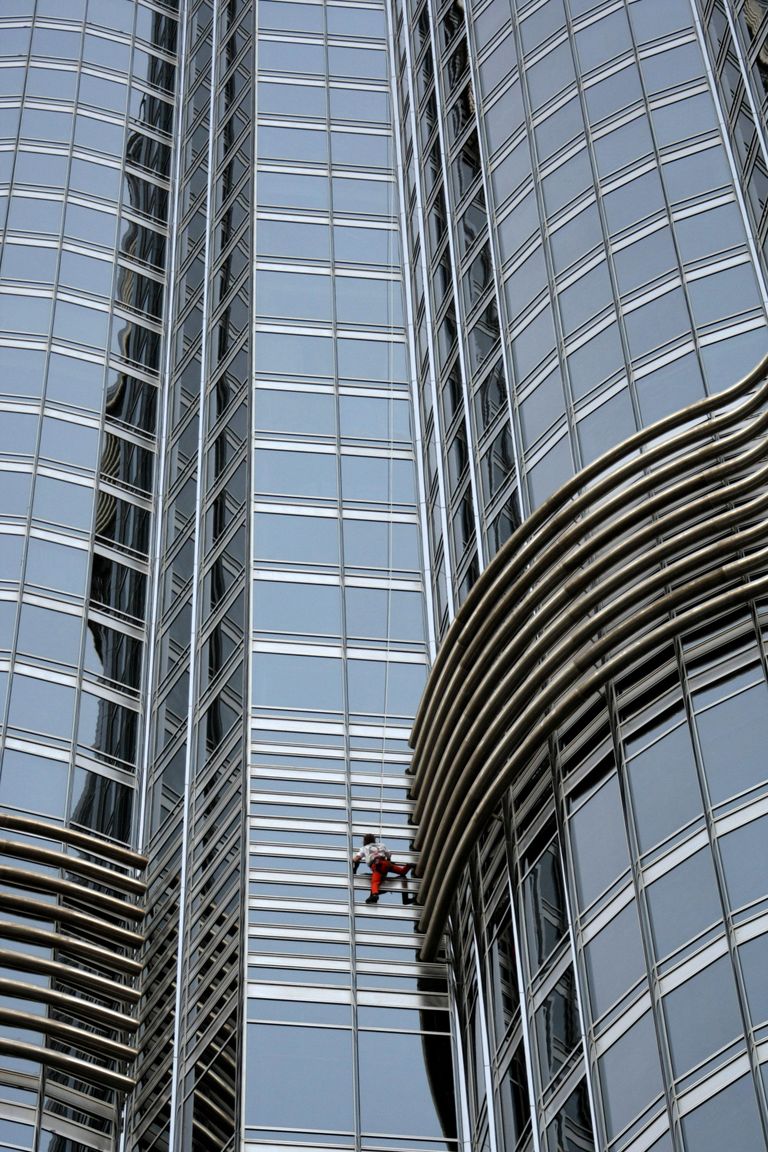 Alain Robert ronimas 828-meetrisel Burj Khalifal