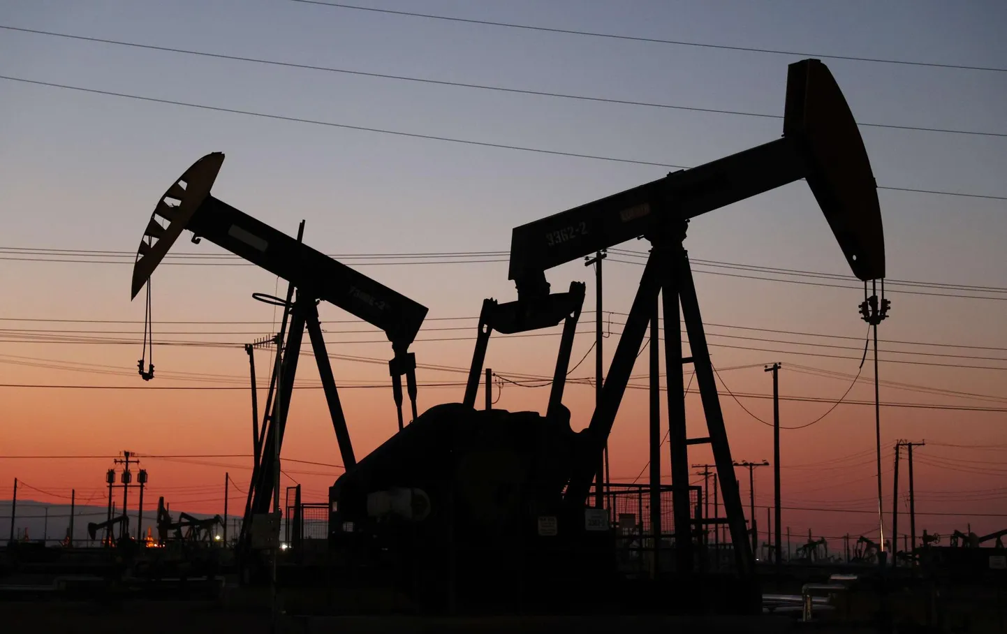 USA otsus vähemalt mitte lähiajal taastada möödunud aastal käiku lastu kütusevaru võib olla üks põhjus, miks naftatootjad hinda tõstsid. Pildil naftapumbad Californias.