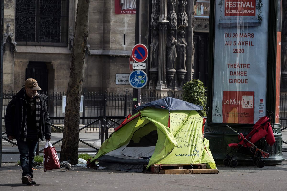 В Париже еще не нашли решение проблемы бездомных и иммигрантов. 