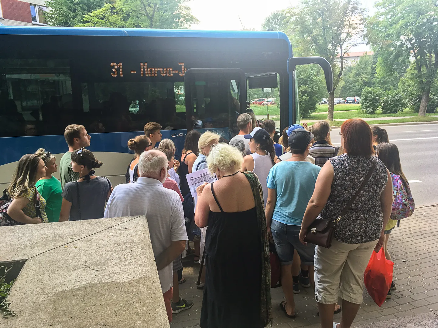 На автобусной остановке в Нарве в жаркий летний полдень.