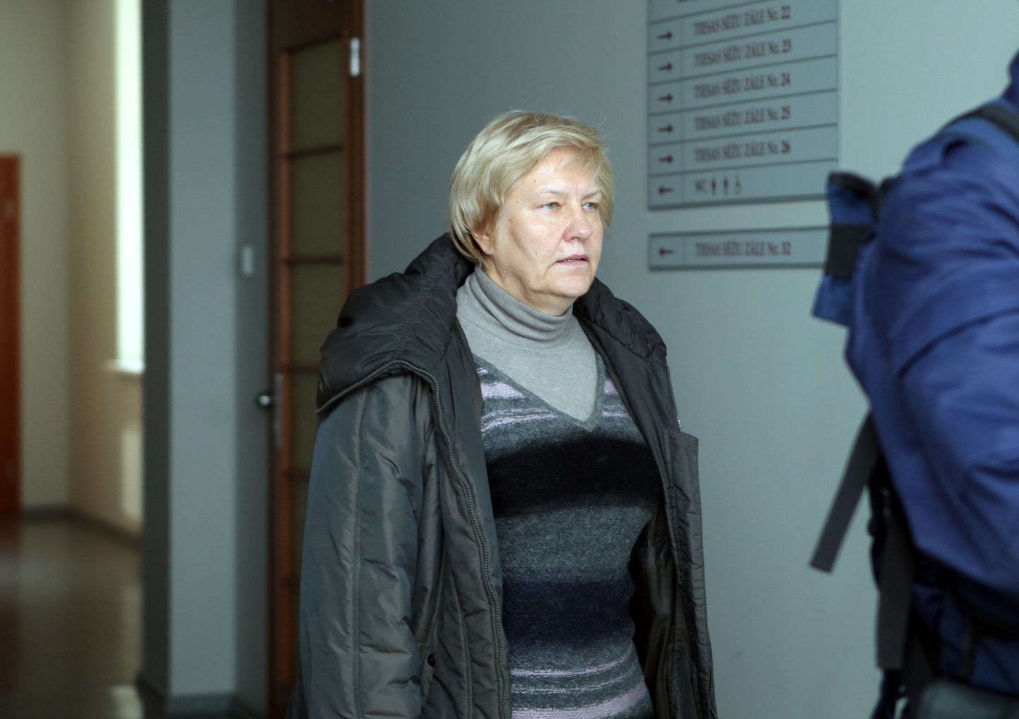 Iggadējā Rīgas domes Mājokļu un vides departamenta Dzīvokļu pārvaldes vadītāja Ārija Stabiņa tiek konvojēta uz Rīgas pilsētas Centra rajona tiesas sēdi, kurā pārskatīs Centra rajona tiesas lēmumu, ar kuru pēc Korupcijas novēršanas un apkarošanas biroja lūguma viņa tika apcietināta; attēls uzņemts 2012. gada 3. oktobrī.