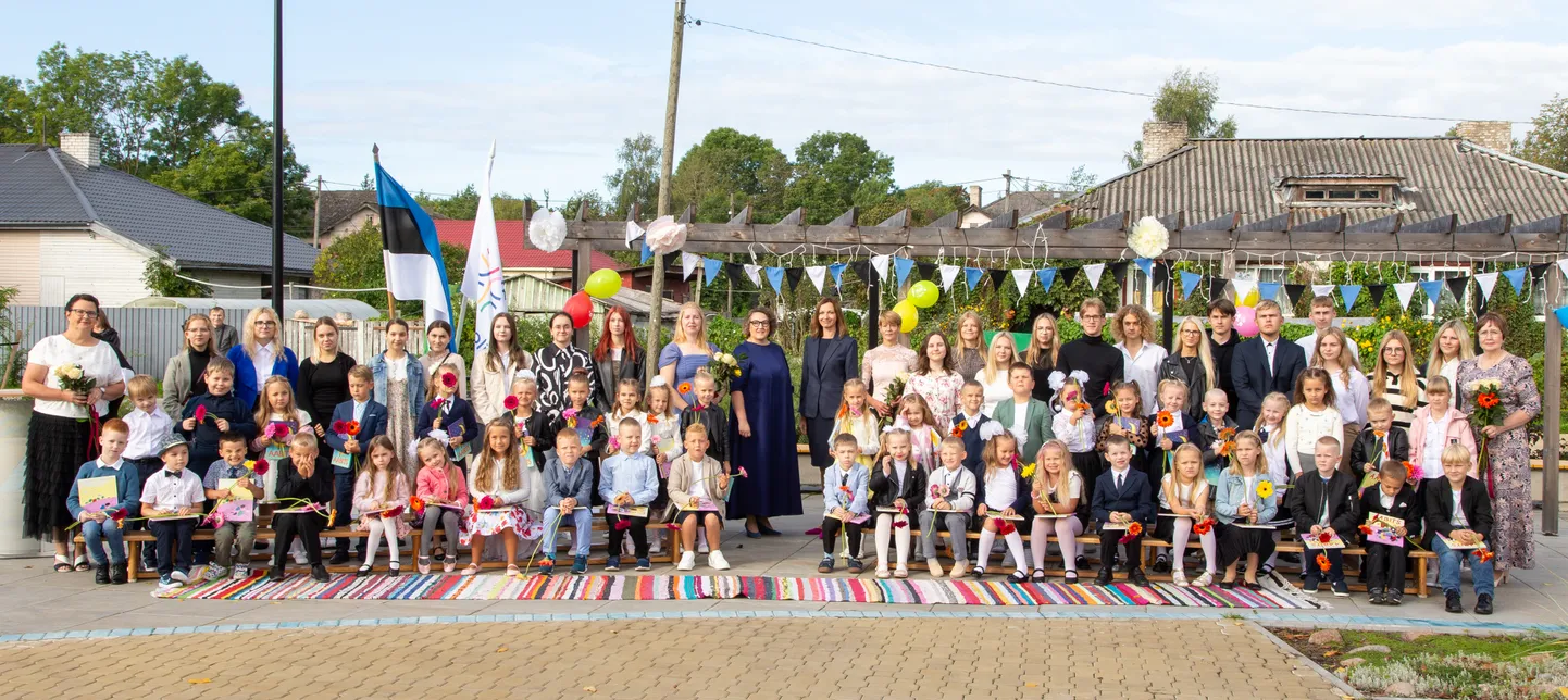 Kiviõli riigikoolis alustas 43 uut koolijütsi, kes kõik õpivad eesti keeles.