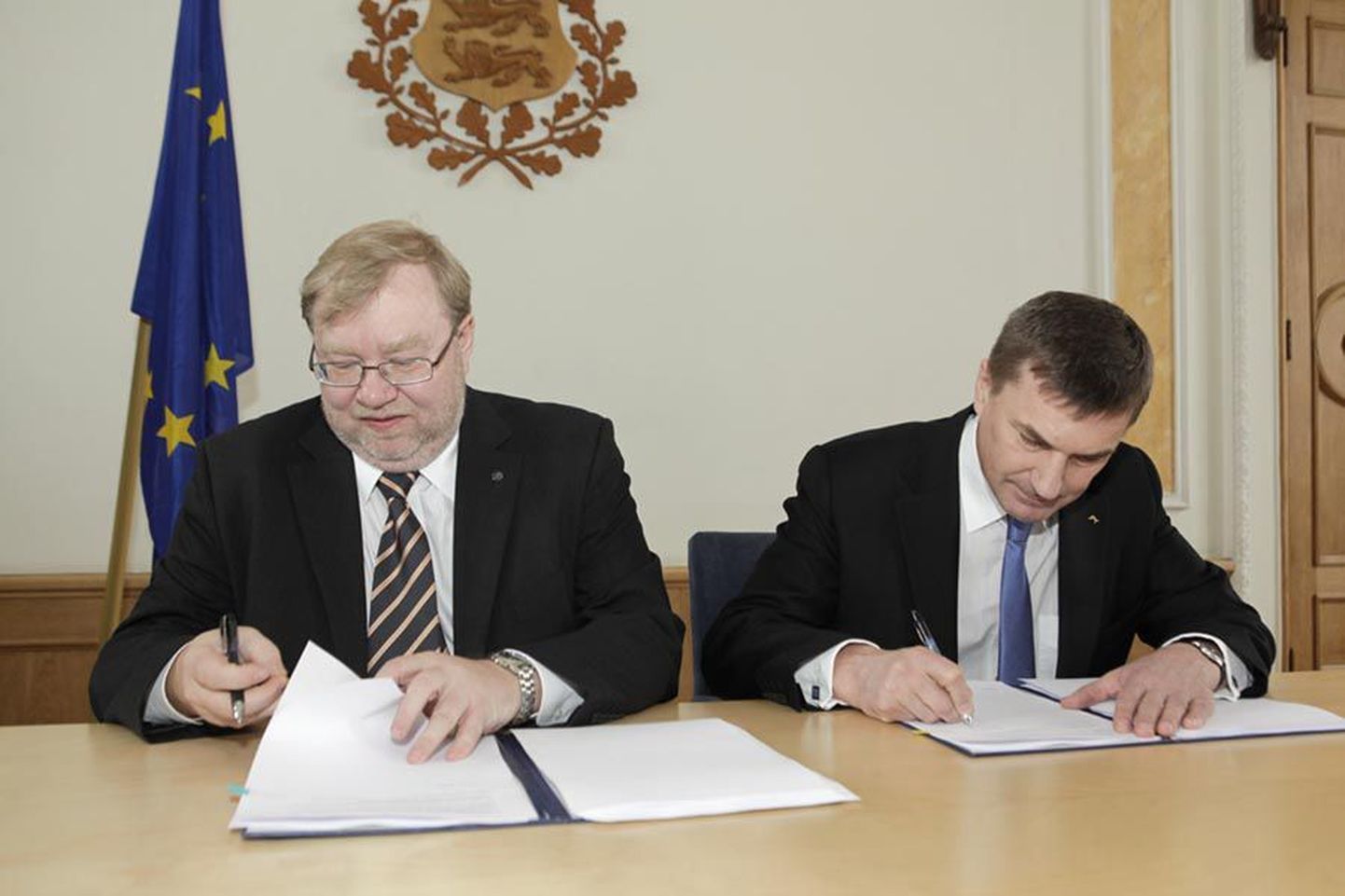 IRL-i ja Reformierakonna koalitsioonileppe allkirjastasid erakondade esimehed Mart Laar ja Andrus Ansip.
