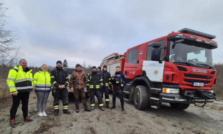 Karupoegade päästjad pärast tund aega kestnud edukat operatsiooni.