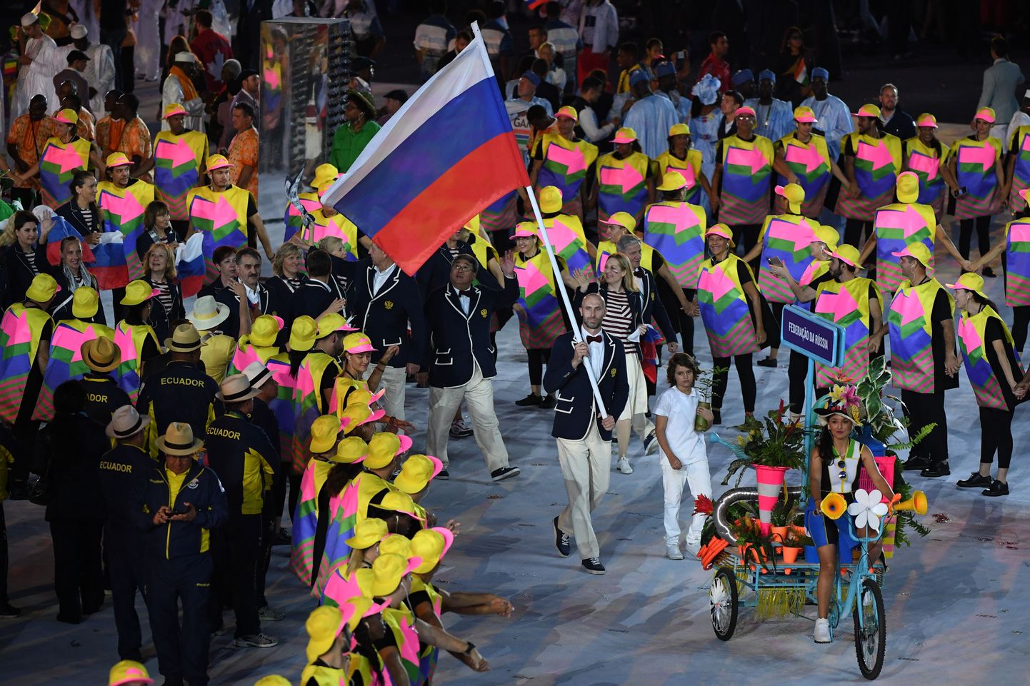 Российский флагоносец на Олимпиаде в Рио.