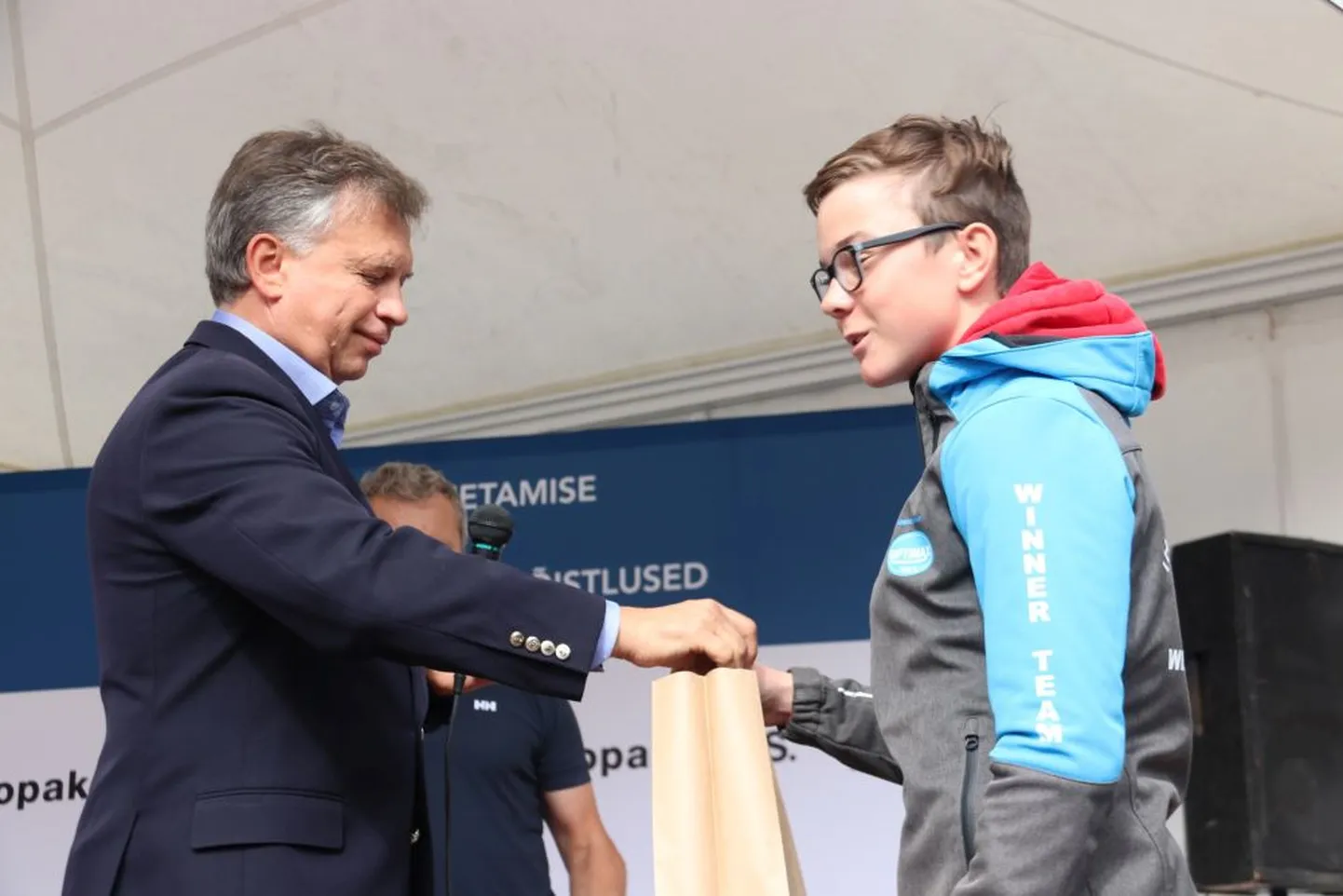 Hendrik Holtsmann Egon Elsteinilt purjetamiskoondise esindusriietust vastu võtmas
