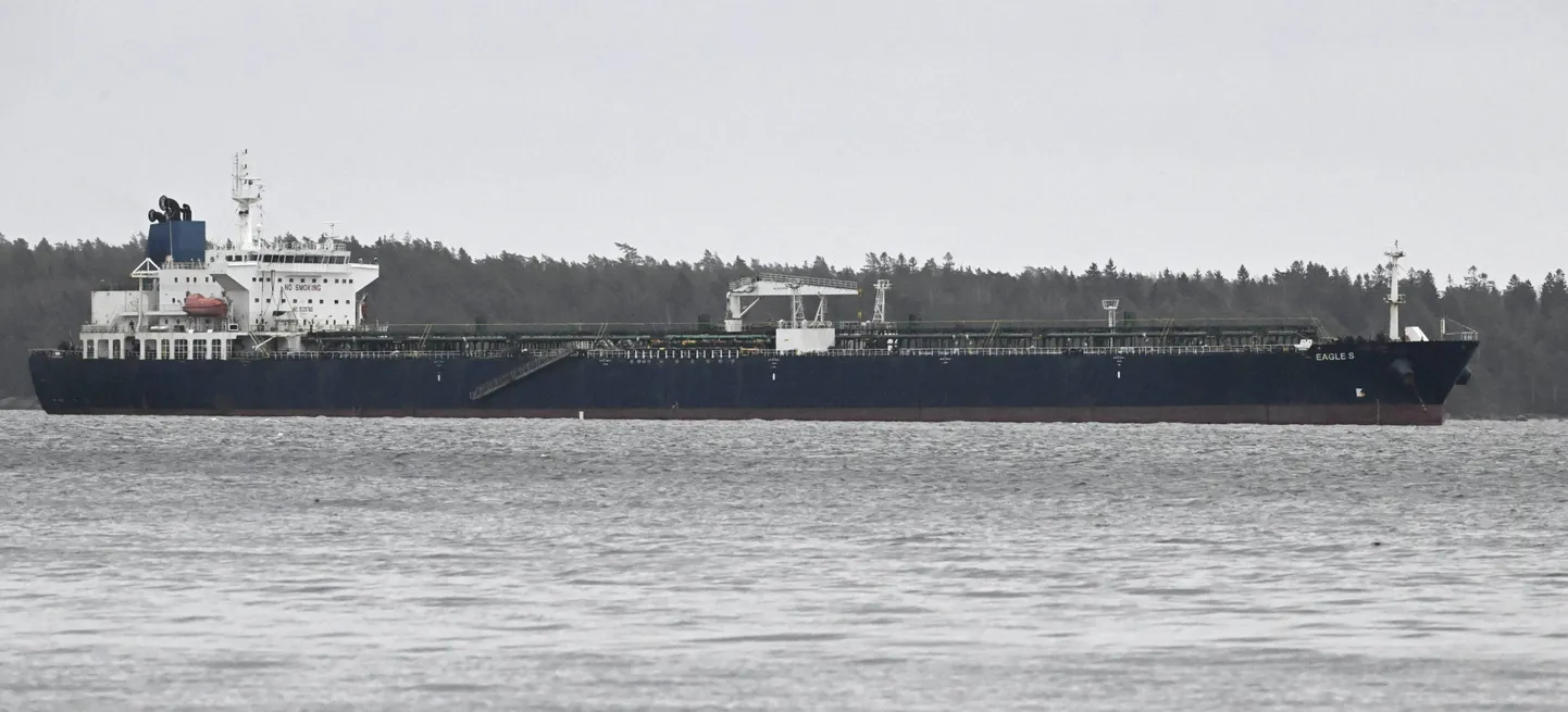 Cooki saartel registreeritud naftatanker Porvoo lähedal. Tanker kuulub kahtlustuste järgi Venemaa varilaevastikku.