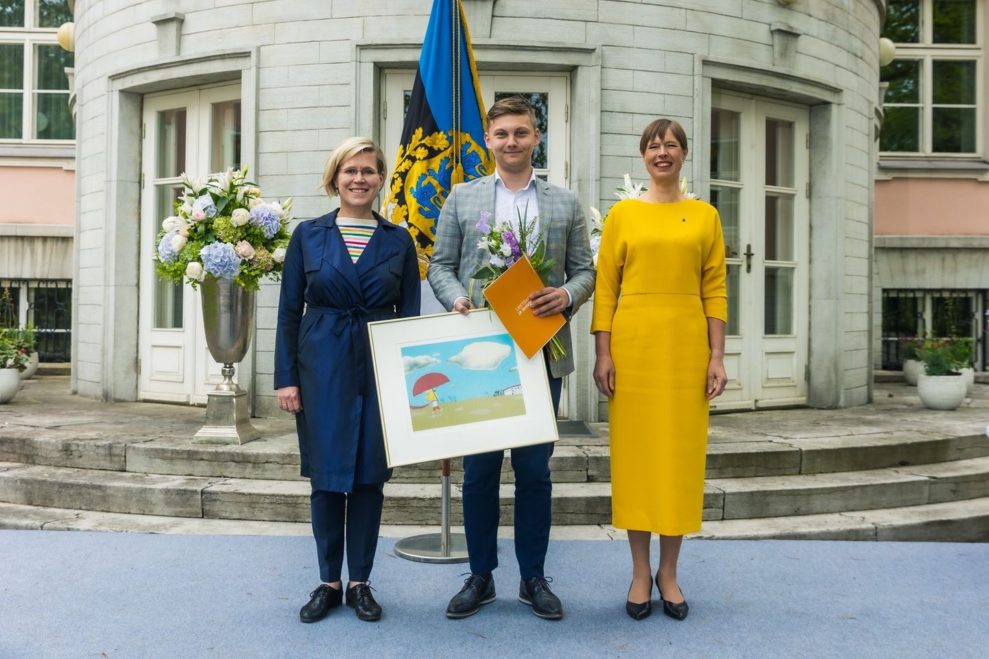 TEGI ÕIGET ASJA: Juba mitmel korral tunnustatud Sander Teras sai seekord auhinna president Kersti Kaljulaidi (paremal) ja õiguskantsler Ülle Madise käest.