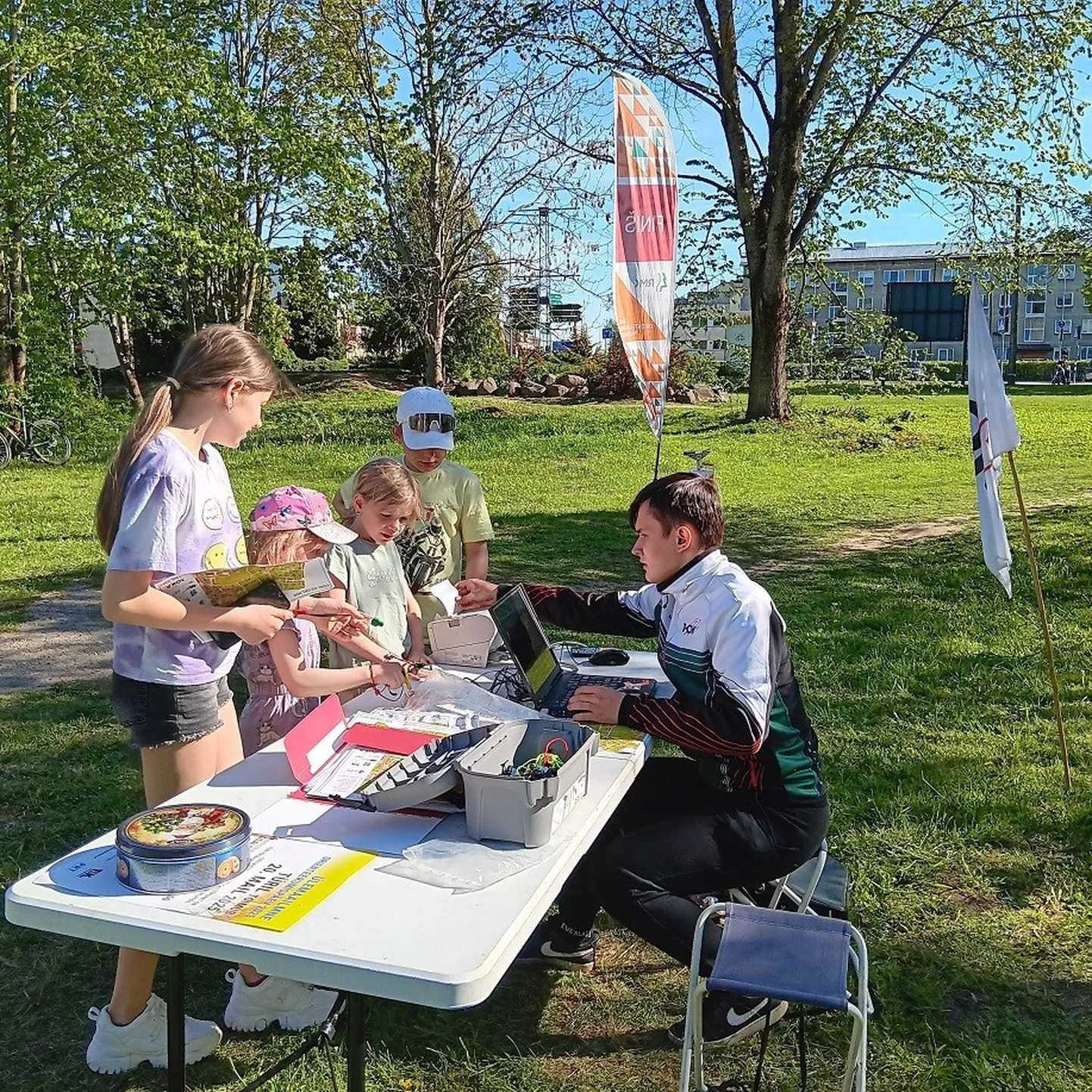 Ülemaailmse orienteerumisnädala Türi orienteerumispäeval osalejad rajale suundumas.
