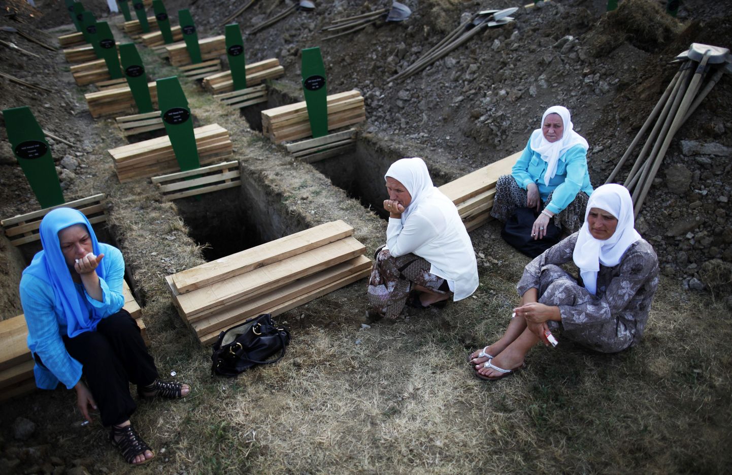 Bosnia mosleminaised ootamas matusetseremooniat.