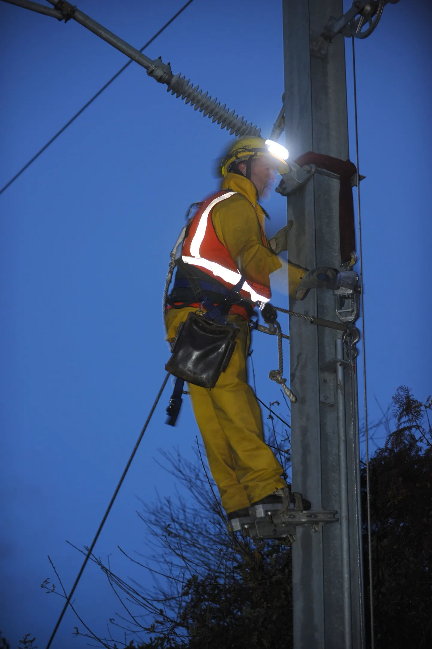 Montöör püüab likvideerida elektririket.