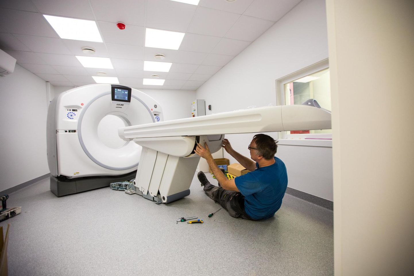 Peep Kilgi paigaldab Rakvere haigla uhiuut kompuutertomo­graa­fi enamjaolt juhendi abita, sest on oma töös selliste seadmetega palju kokku puutunud.