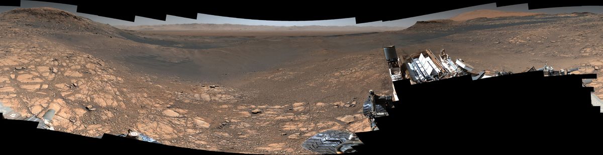 NASA pašgājējs “Curiosity” regulāri mūs iepriecina ar brīnišķīgiem attēliem no Marsa, kur tas nolaidās 2012. gadā, tomēr jaunākā panorāma ir īpaši pārsteidzoša un detalizēta, jo tā ir salikta kopā no vairāk nekā tūkstoš attēliem.