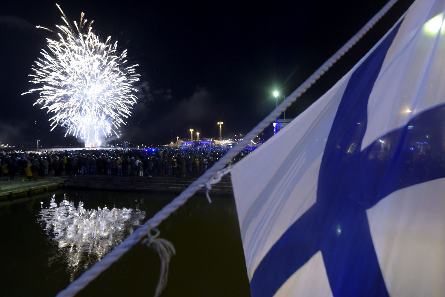 Ilutulestik ja Soome lipp.