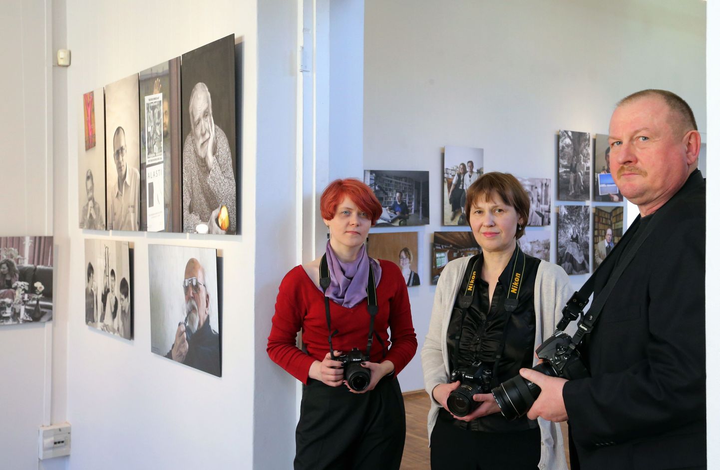 Näitust «Pooltund kirjanikega», milles oli valik fotosid aastaist 2001-2013, oli mullu kevadel võimalik vaadata Tartu kunstimajas. Pildil on Alar Madissoni kõrval näituse kuraatorid Krista Ojasaar (vasakult) ja Vilve Asmer.