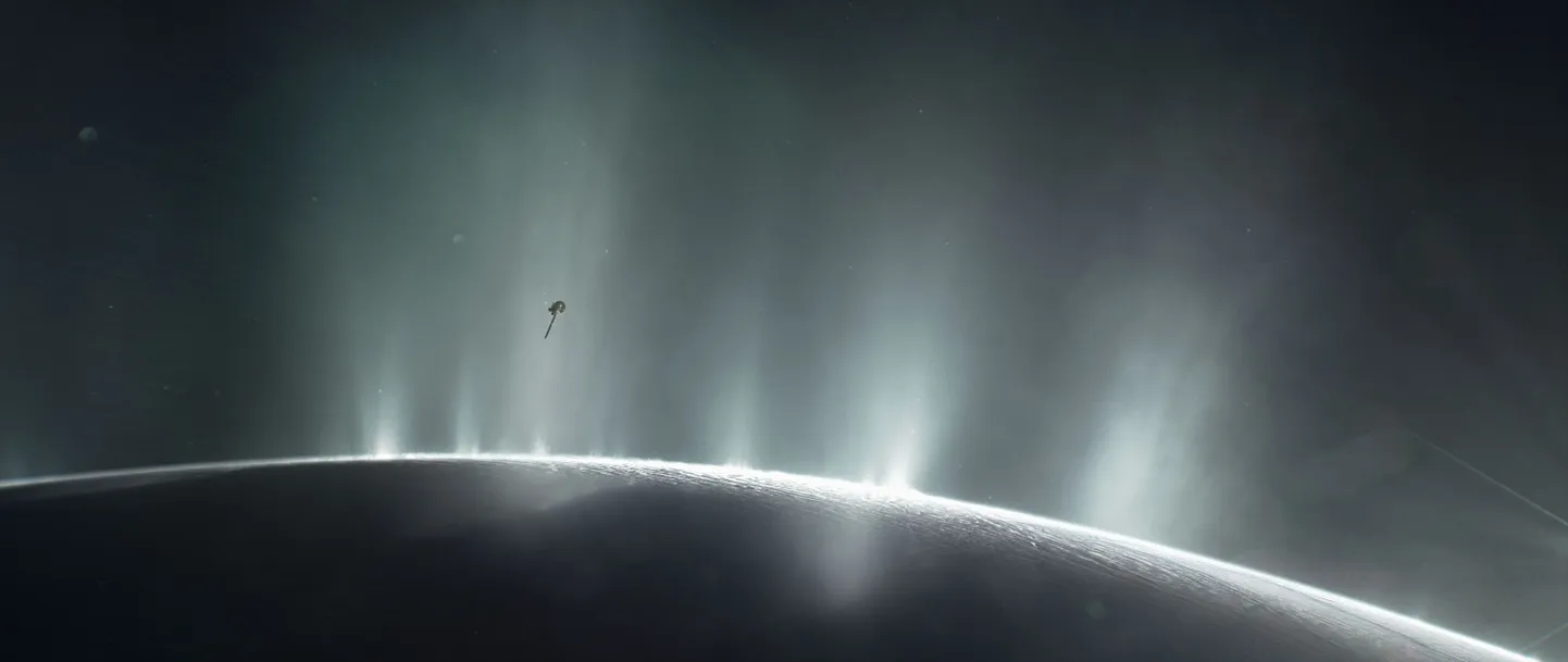 NASA kujutis kosmoselaevast jäise kuu Enceladuse pinna kohal. Enceladust peetakse üheks tõenäosemaks Maavälise elu leiukohaks Päikesesüsteemis. Pilt on illustreeriv.