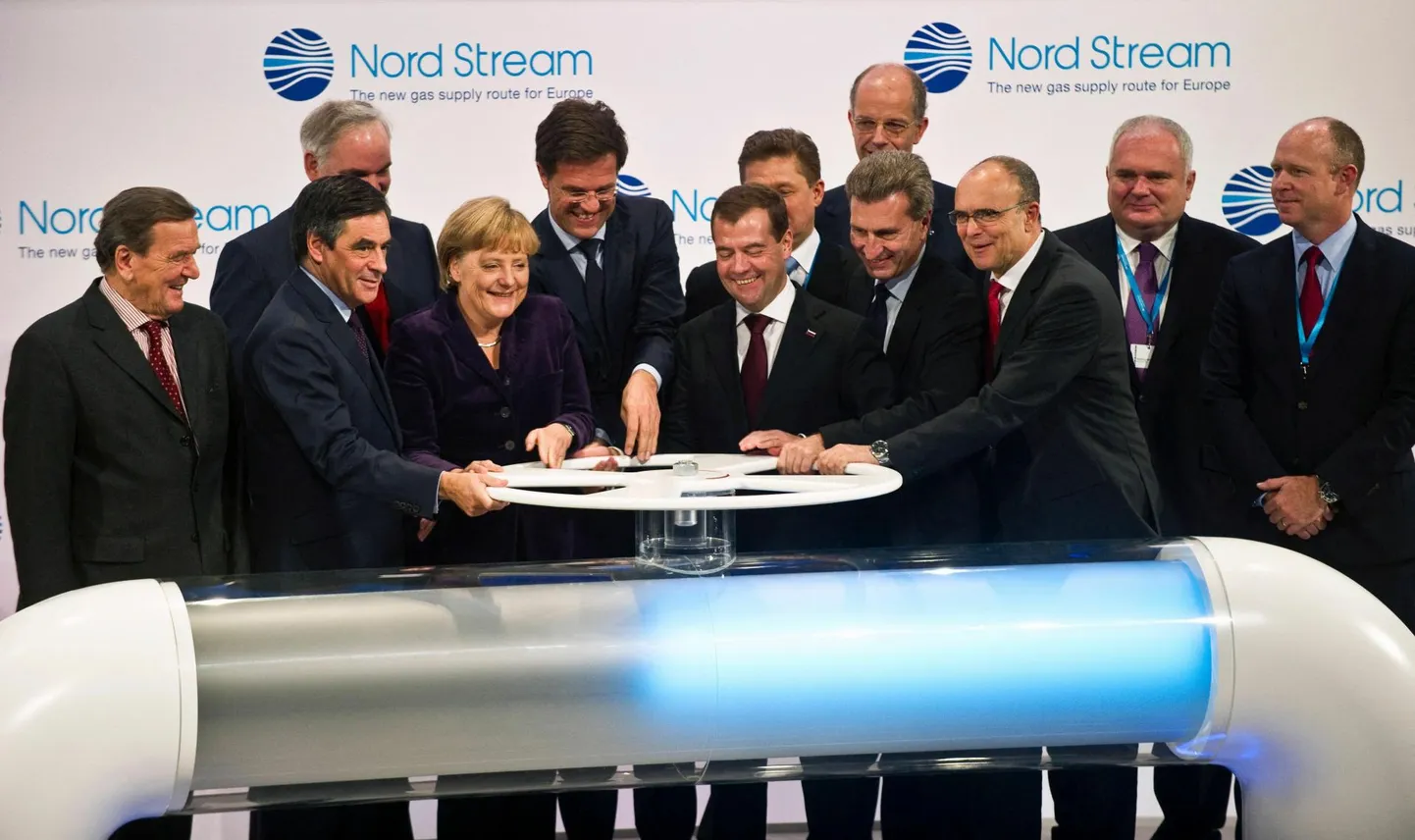 Tollased riigijuhid avasid 8. novembril 2011 Nord Streami gaasitoru sümboolset kraani. Avajateks tollane Prantsusmaa peaminister François Fillon, Saksamaa liidukantsler Angela Merkel, Hollandi peaminister Mark Rutte, Venemaa president Dmitri Medvedev, Euroopa Liidu energiavolinik Günther Oettinger ja Mecklenburg-Vorpommerni liidumaa peaminister Erwin Sellering. Neist vasakul seisab Saksamaa ekskantsler Gerhard Schröder.