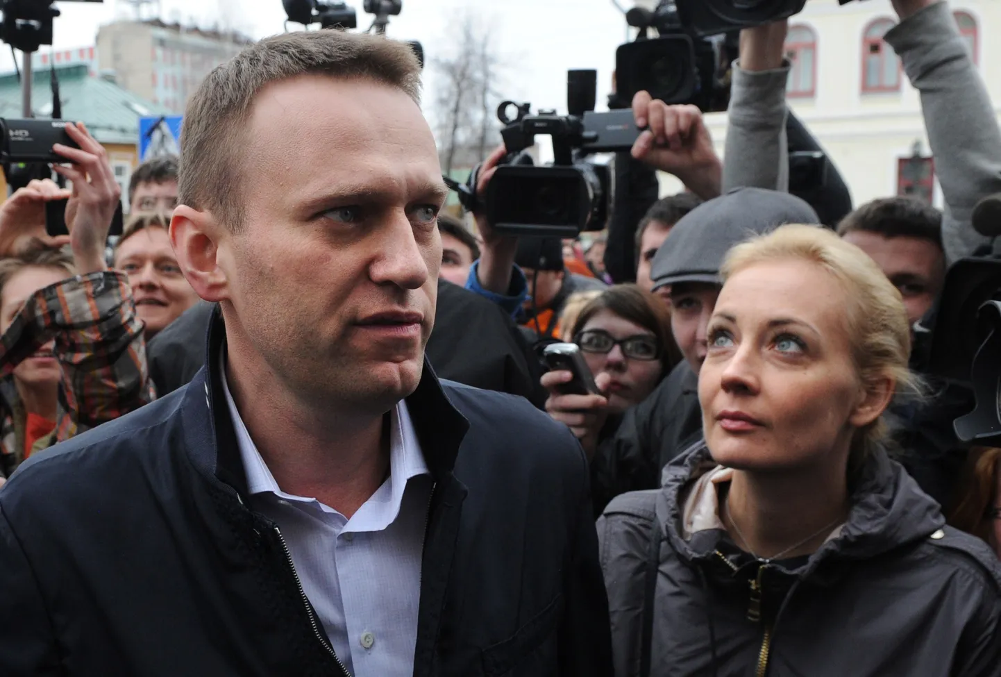 Aleksei Navalnõi koos abikaasa Juliaga Kirovis Lenini rajoonikohtu juures.