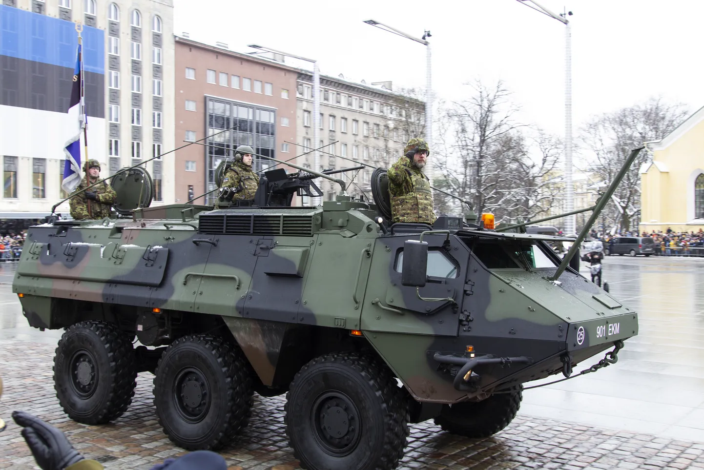 Бронетранспортер на параде на площади Свободы 24 февраля 2023 года, Таллинн, Эстония.