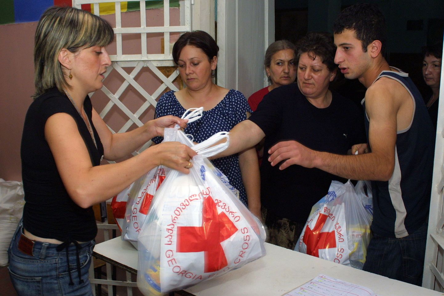 Punase Risti abipakkide jagamine Thbilisi olevatele põgenikele.