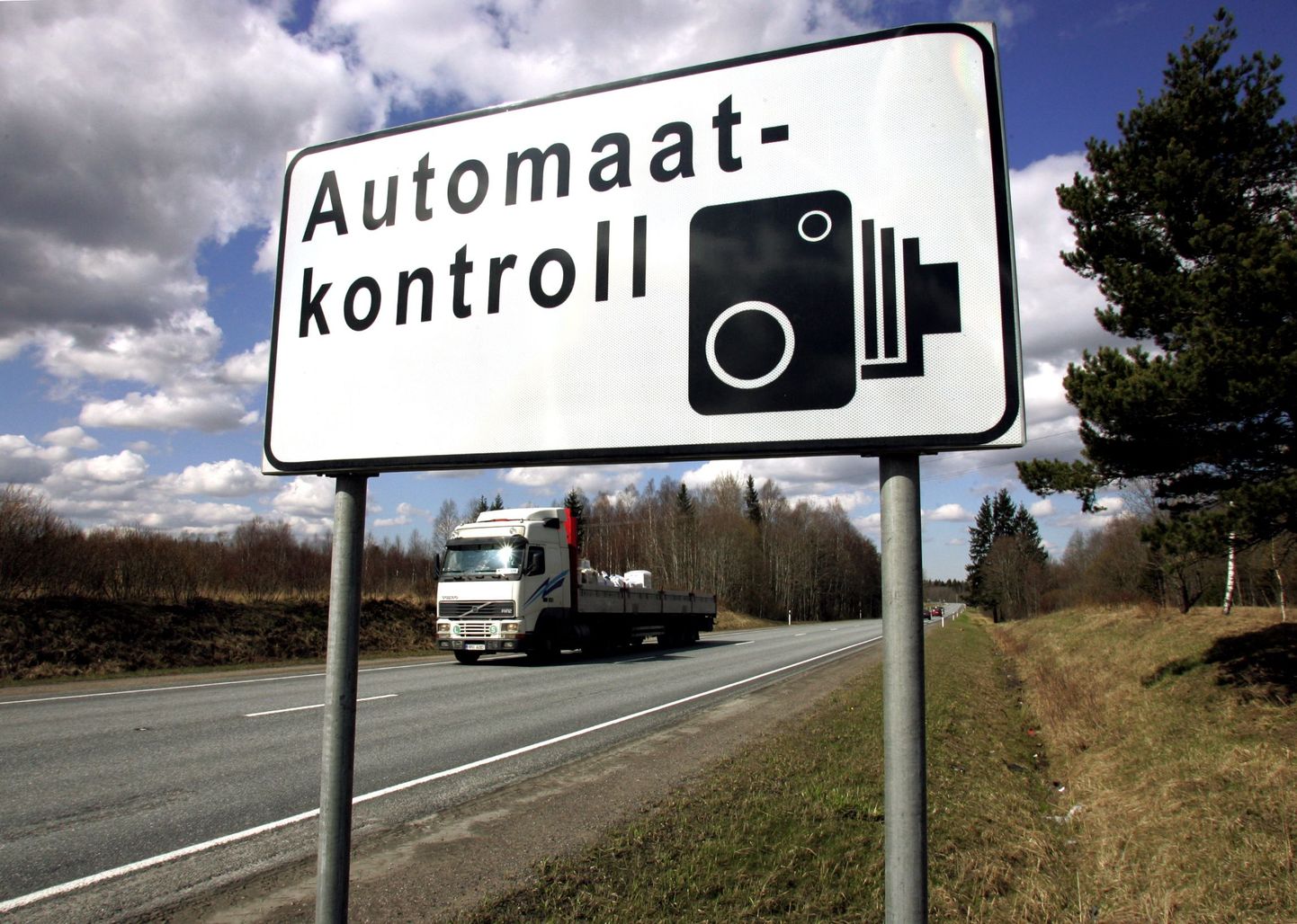 Automaatsest kiiruse mõõtmisest teavitav liiklusmärk Tallinna-Tartu maanteel Harjumaal. Siseminister ei avaldanud, kus kontrollmõõtmine läbi viidi.