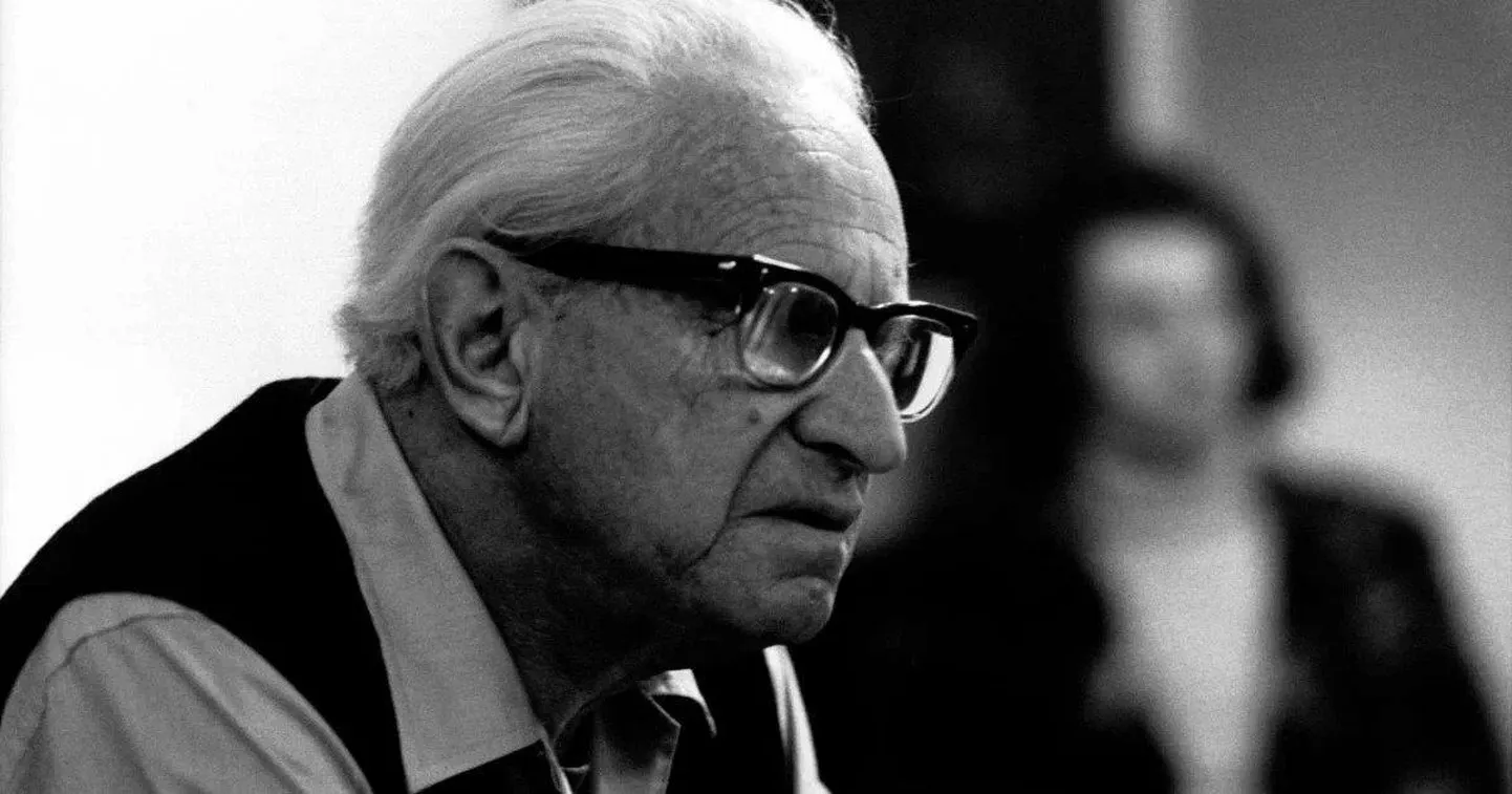 Herbert Marcuse eitab vägivaldset revolutsiooni, sest haritlaskond suudab ühiskonda uuendada järk-järgult.