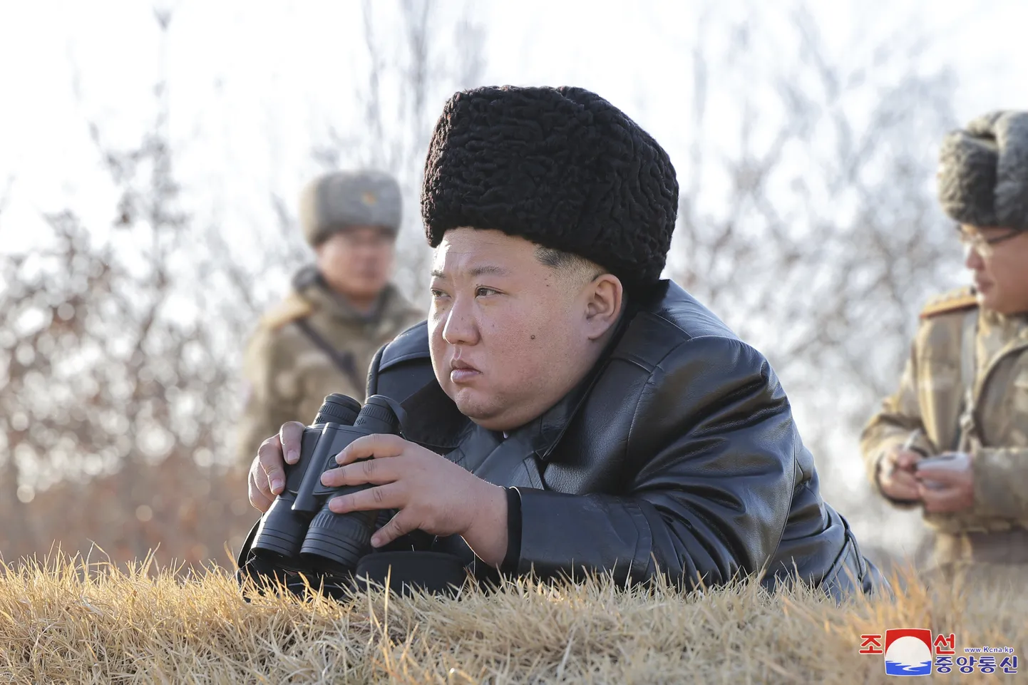 Põhja-Korea liider Kim Jong-un vaatlemas strateegiliste tiibrakettide testimist riigi läänekaldal 26. veebruaril 2025.