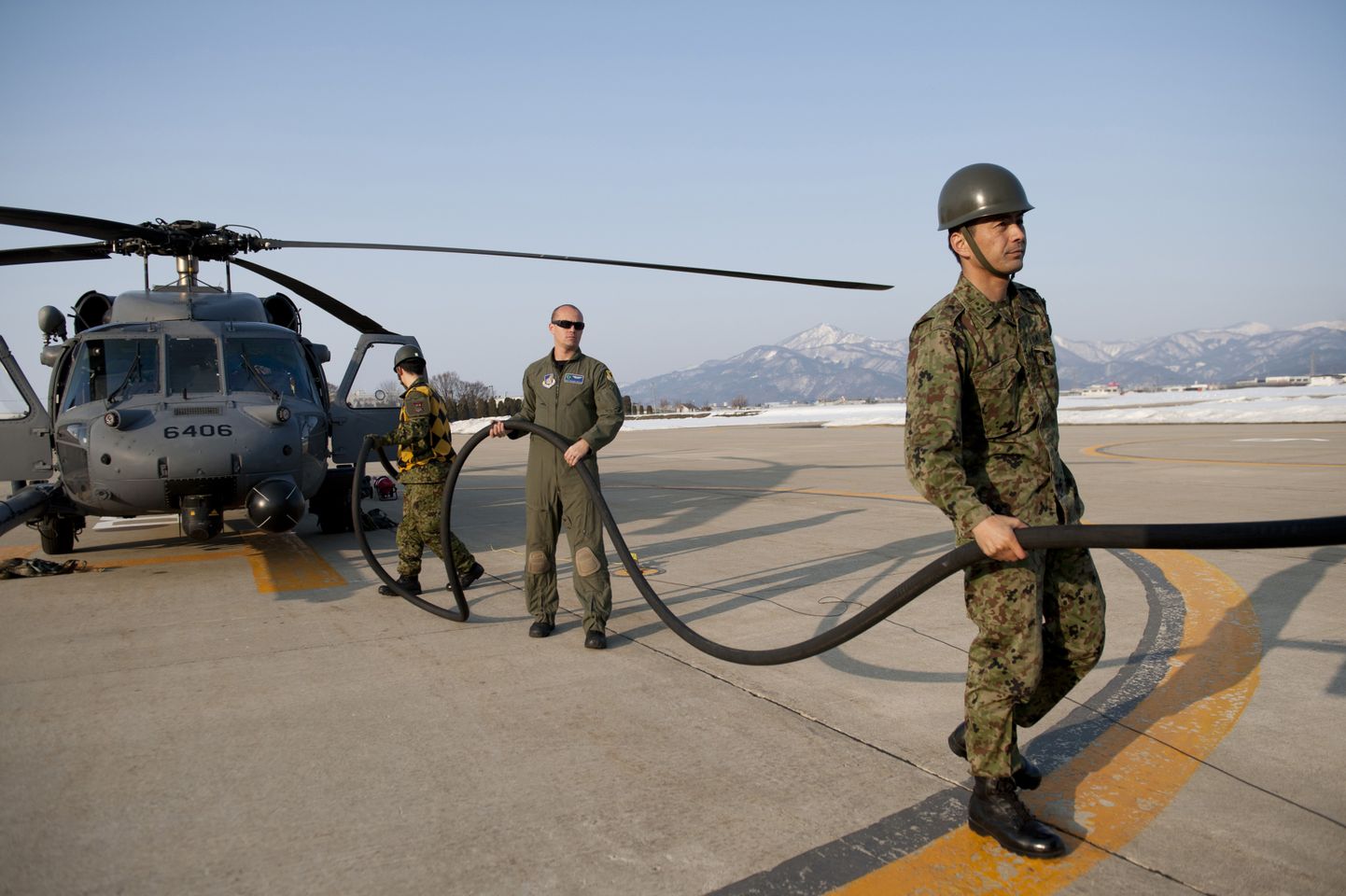 Jaapani ja USA õhuväelased helikopterit tankimas.