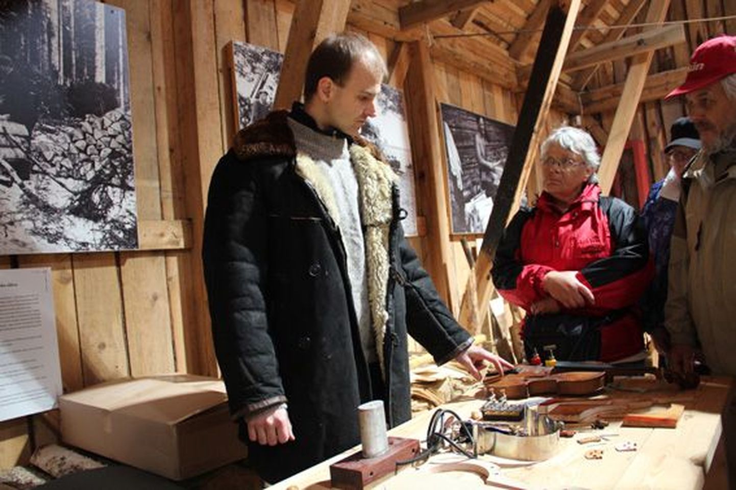 Pillimeister Indrek Olt (vasakul)  selgitab, kuidas ja millisest  puust valmistada viiulit.