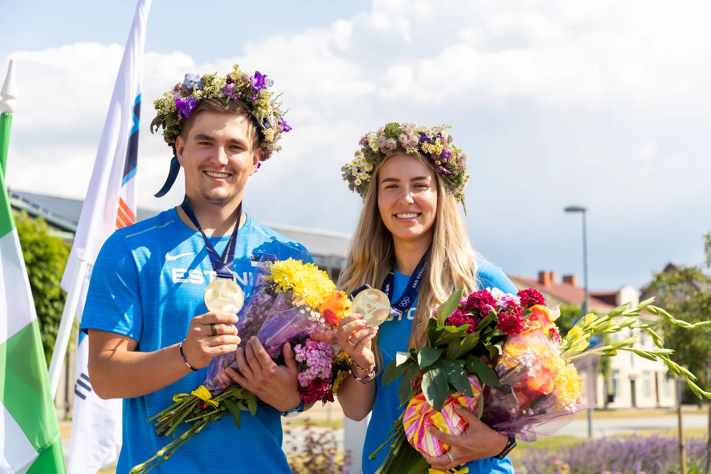30.06.2023, Türi

Täna tervitas Türi vallavalitsus ja linnarahvas Euroopa mängudelt naasnud Türi vibuklubi sportlasi Lisell ja Robin Jäätmad ning nende treenerist ema Maarika Jäätmad kesklinna parklas tulede-vilede, lillepärgade ja bukettidega.

Lisell ja Robin Jäätma võitsid Euroopa mängudel plokkvibu segavõistkondade võistlusel kuldmedalid tehes sellega Eesti vibuspordis suurt ajalugu.

Foto: Dmitri Kotjuh / Järva Teataja