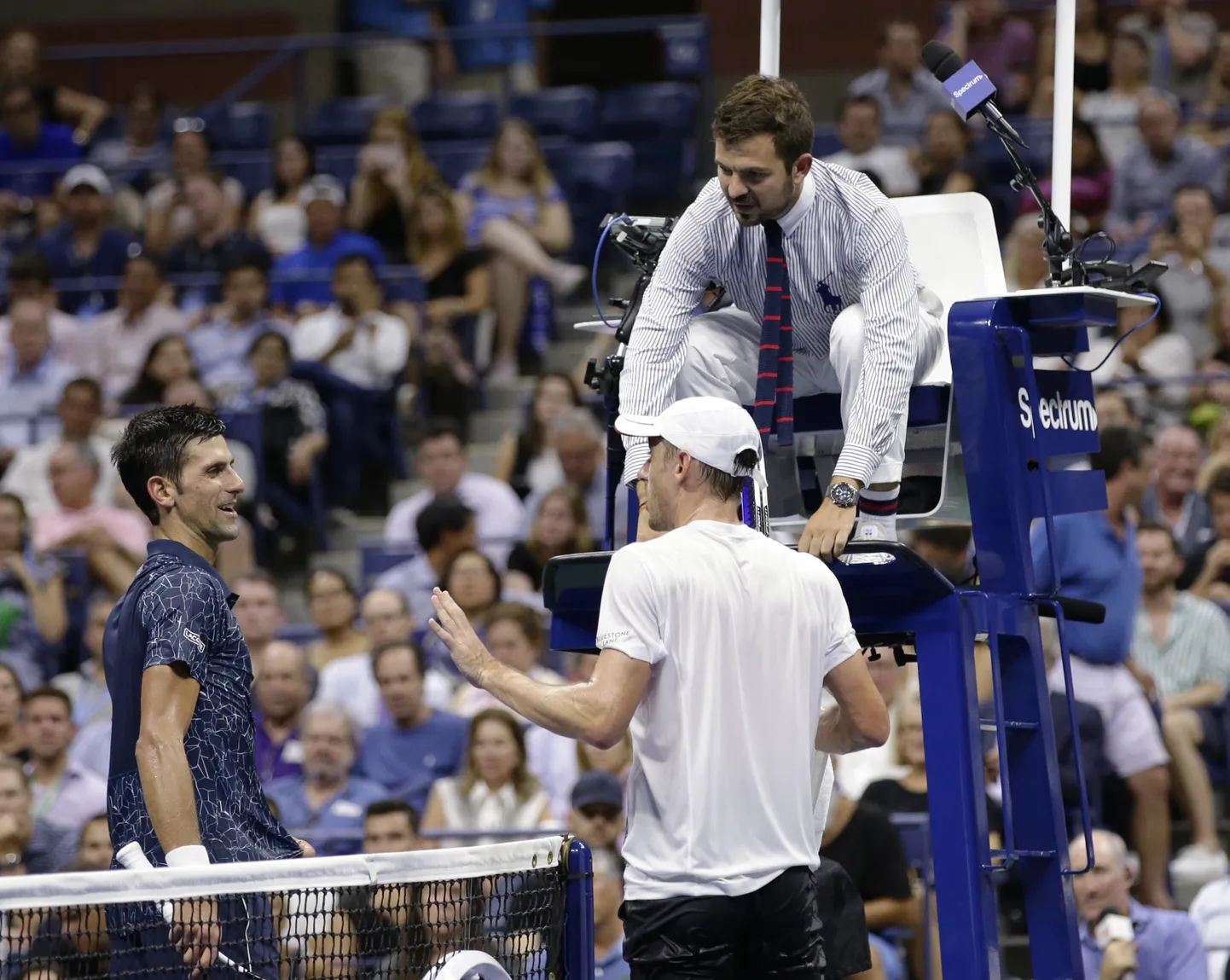 Novak Djokovic ja John Millman arutamas kohtunikuga pisikese pausi tekitamist.