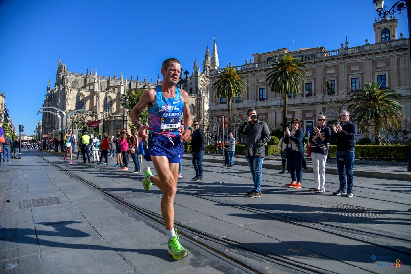 Tiidrek Nurme jooksmas möödunud pühapäeval Hispaanias Sevilla maratonil isiklikku rekordit. Jäänud on viimased kaks kilomeetrit. Taustal Sevilla katedraal, Euroopa suurim gooti stiilis kirik.