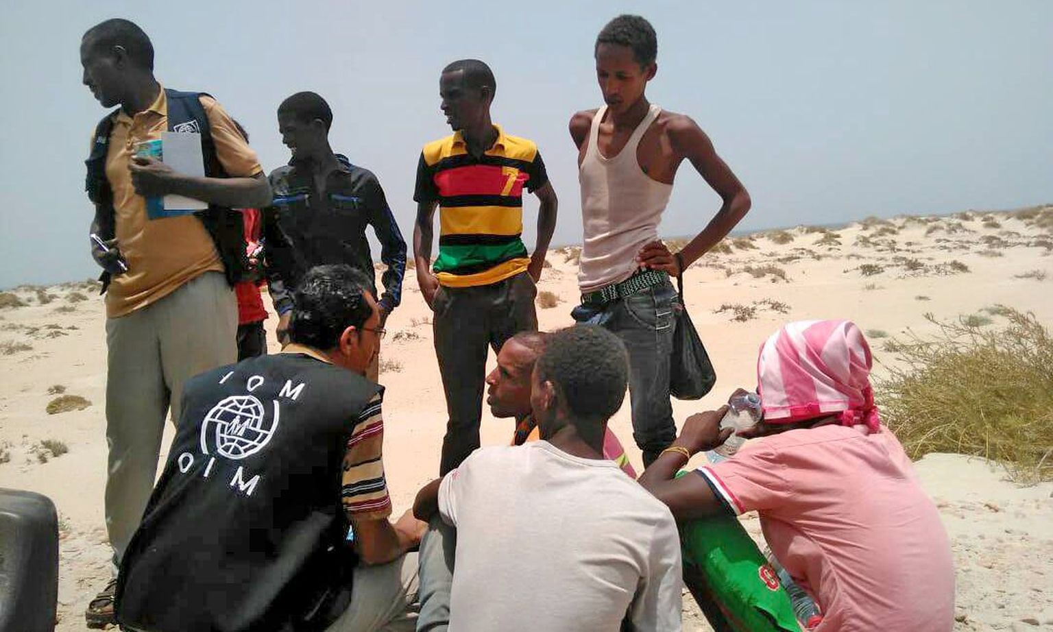 IOM-i töötajad vestlevad merre tõugatud migrantidega.