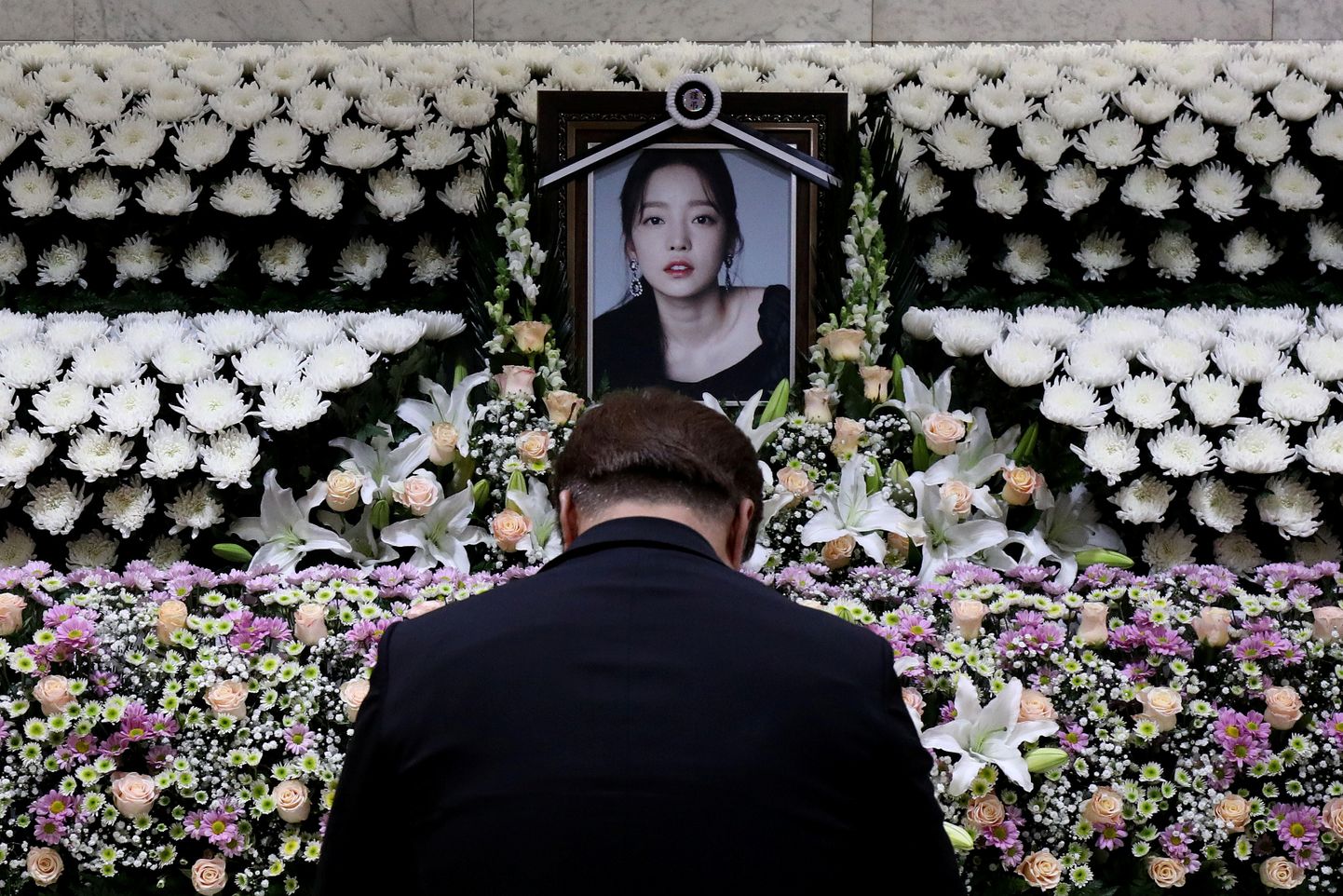 Mees leinab K-popi staari Goo Hara mälestusaltari ees Lõuna-Korea pealinnas Seoulis.