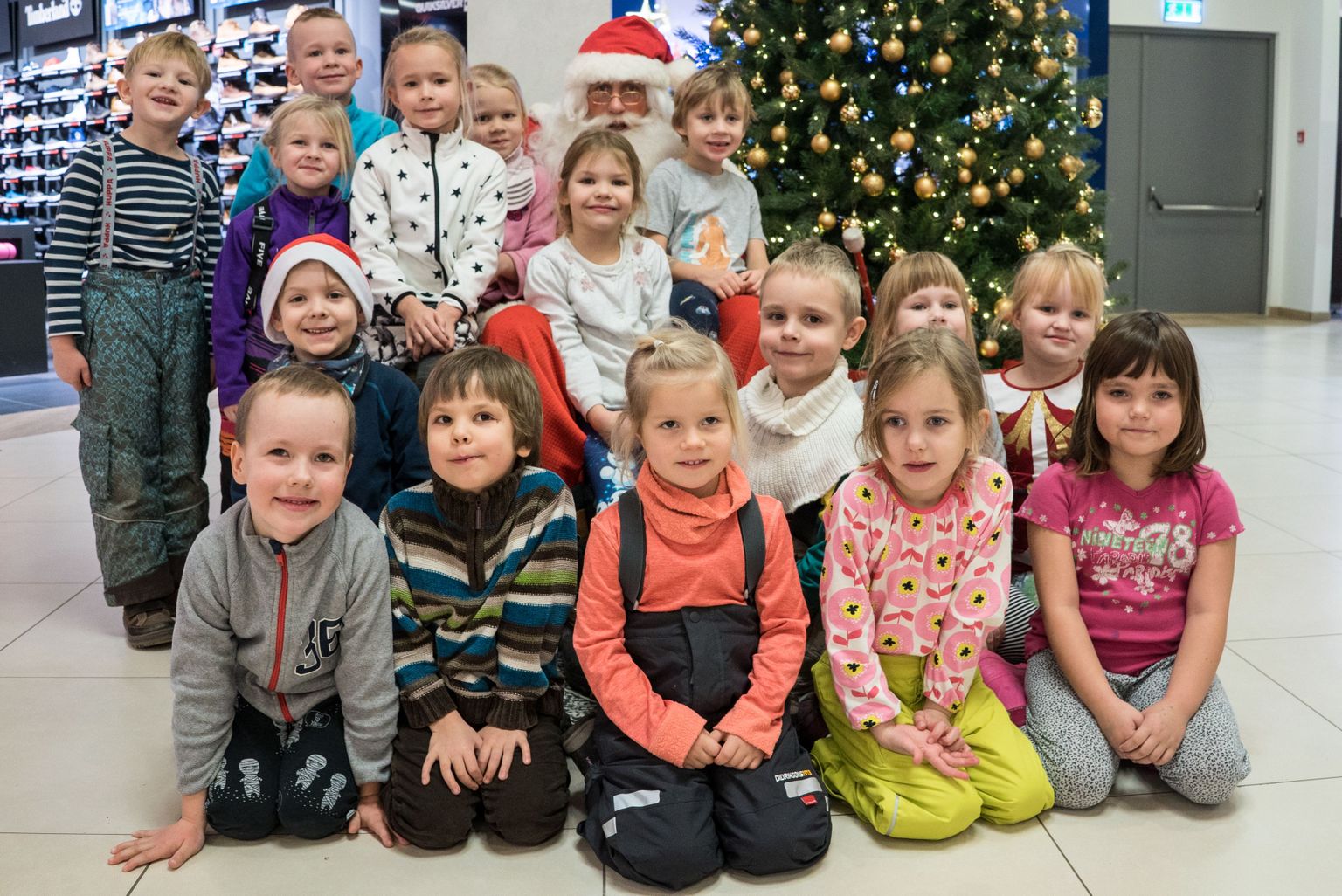 Tammsaare lasteaia Pöialpoiste rühm külastas jõuluturgu.