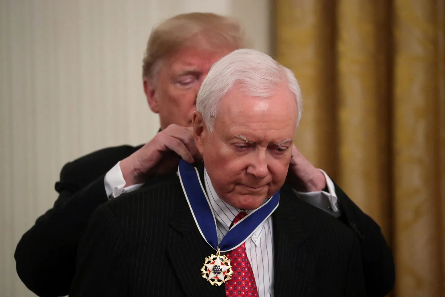 Donald Trump presidendina 2018. aastal Orrin Hatchile Presidendi Vabadusmedalit üle andmas.