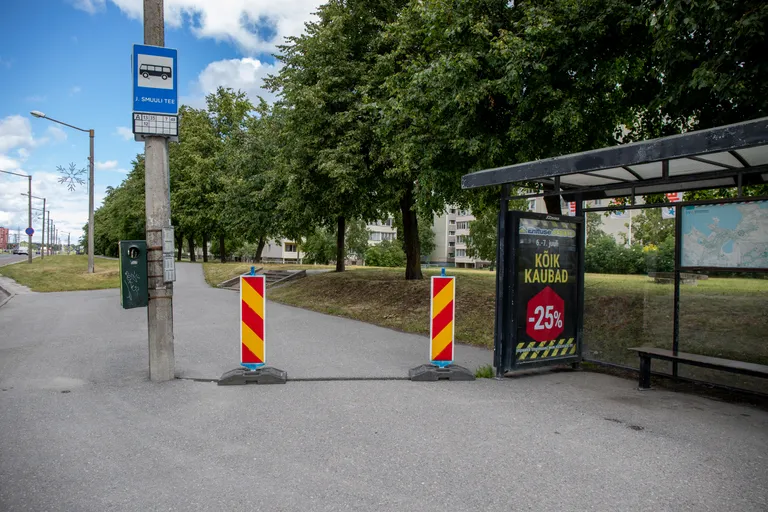 J. Smuuli tee bussipeatusesse on paigaldatud ohu eest hoiatavad märgid.
