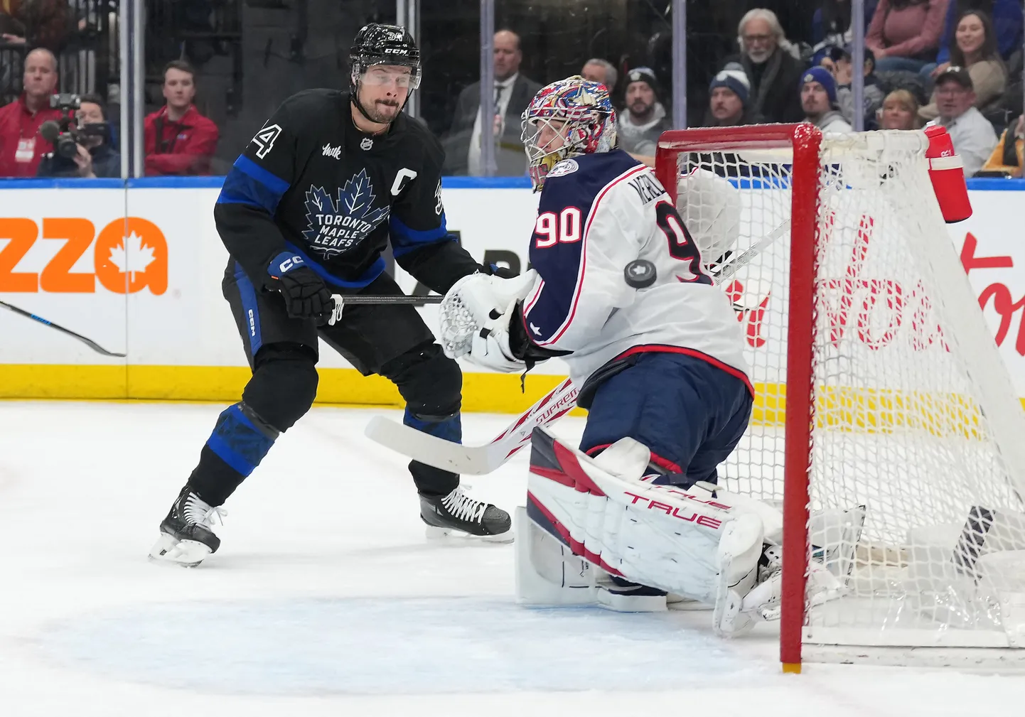 NHL hokejisti Ostons Metjūss un Elvis Merzļikins