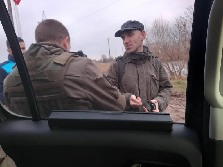 Piiritsoonis pole eriti kõrvalistes kohtades kuigi tavapärane, et huvilised käivad ringi, fotoaparaadid käes. Kahtluse korral ootab uudistajaid paratamatult kontroll.