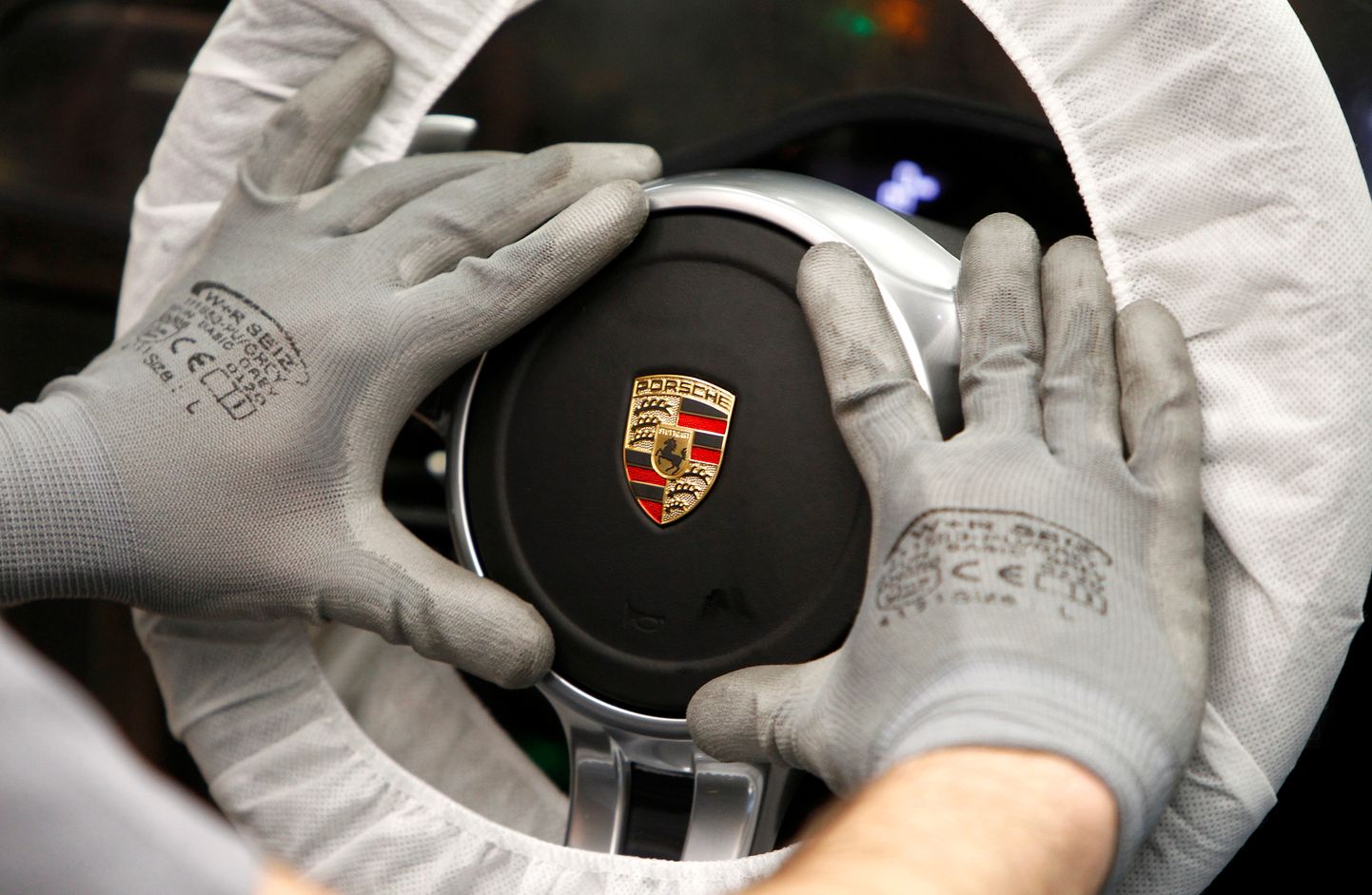 Rooli paigaldamine Porsche tehases Saksamaal.