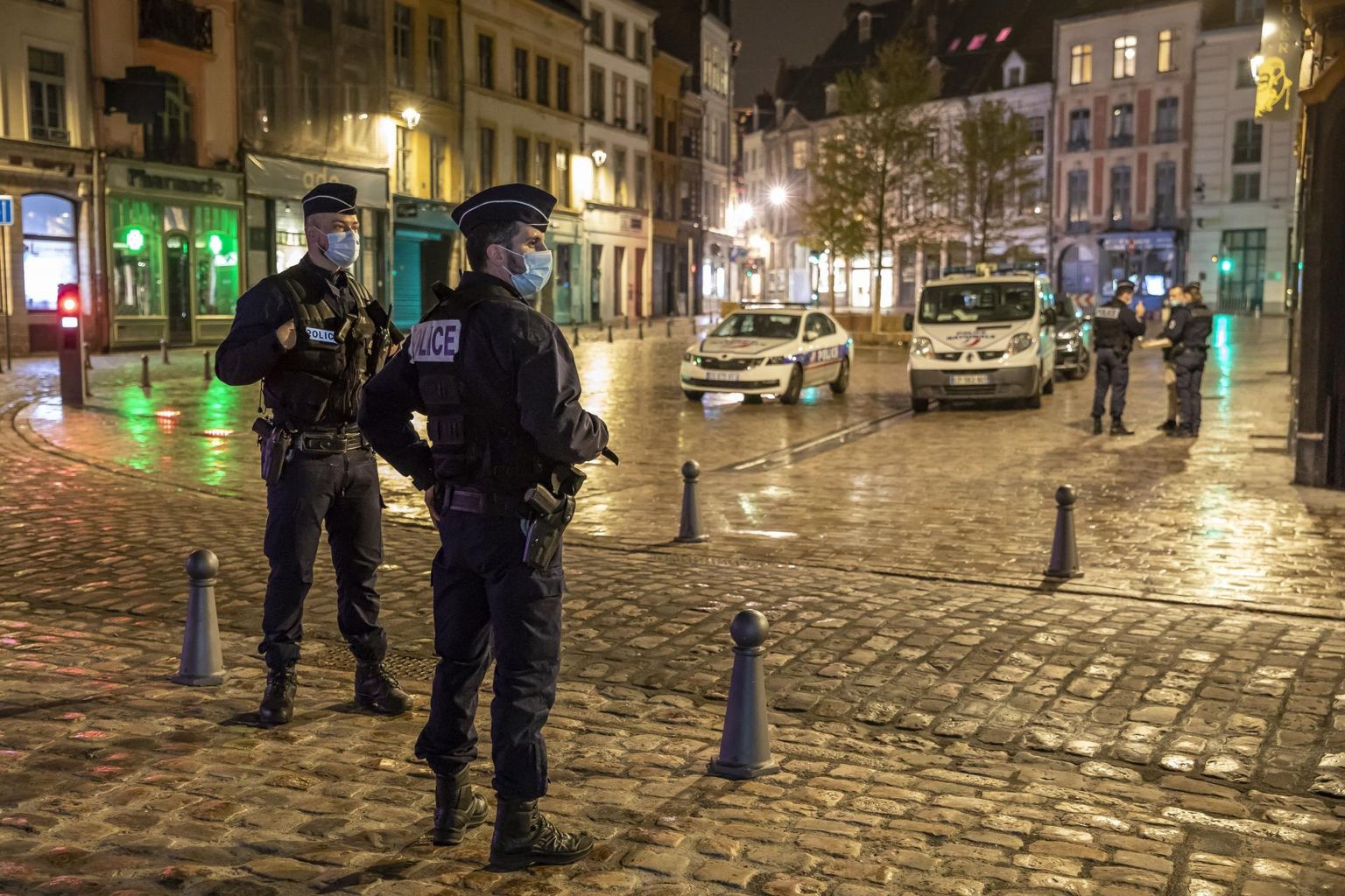 Öine Lille on sarnaselt teistele Prantsuse suurlinnadele muutunud kummituslinnaks, kus liikumiskeelu täitmist valvavad politseinikud.
