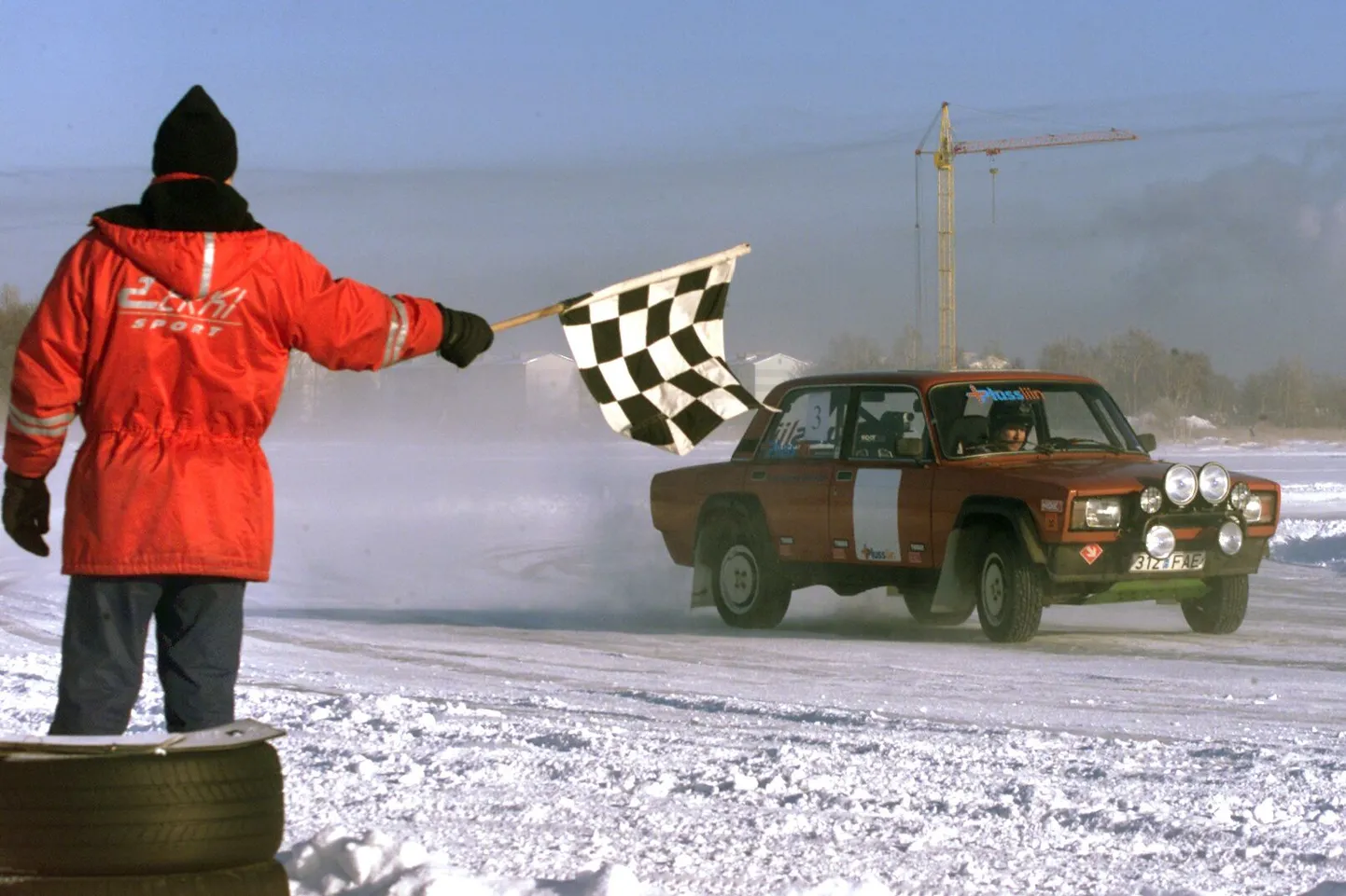 Ralliauto jäärajal