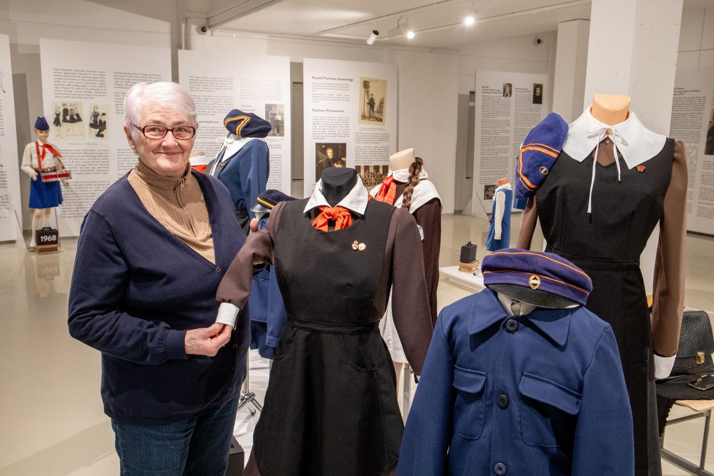 Kollektsiooni omanik, pärnakas Erika Lohk näitusel “Ema, ma kandsin vormi!” Pärnu muuseumis.