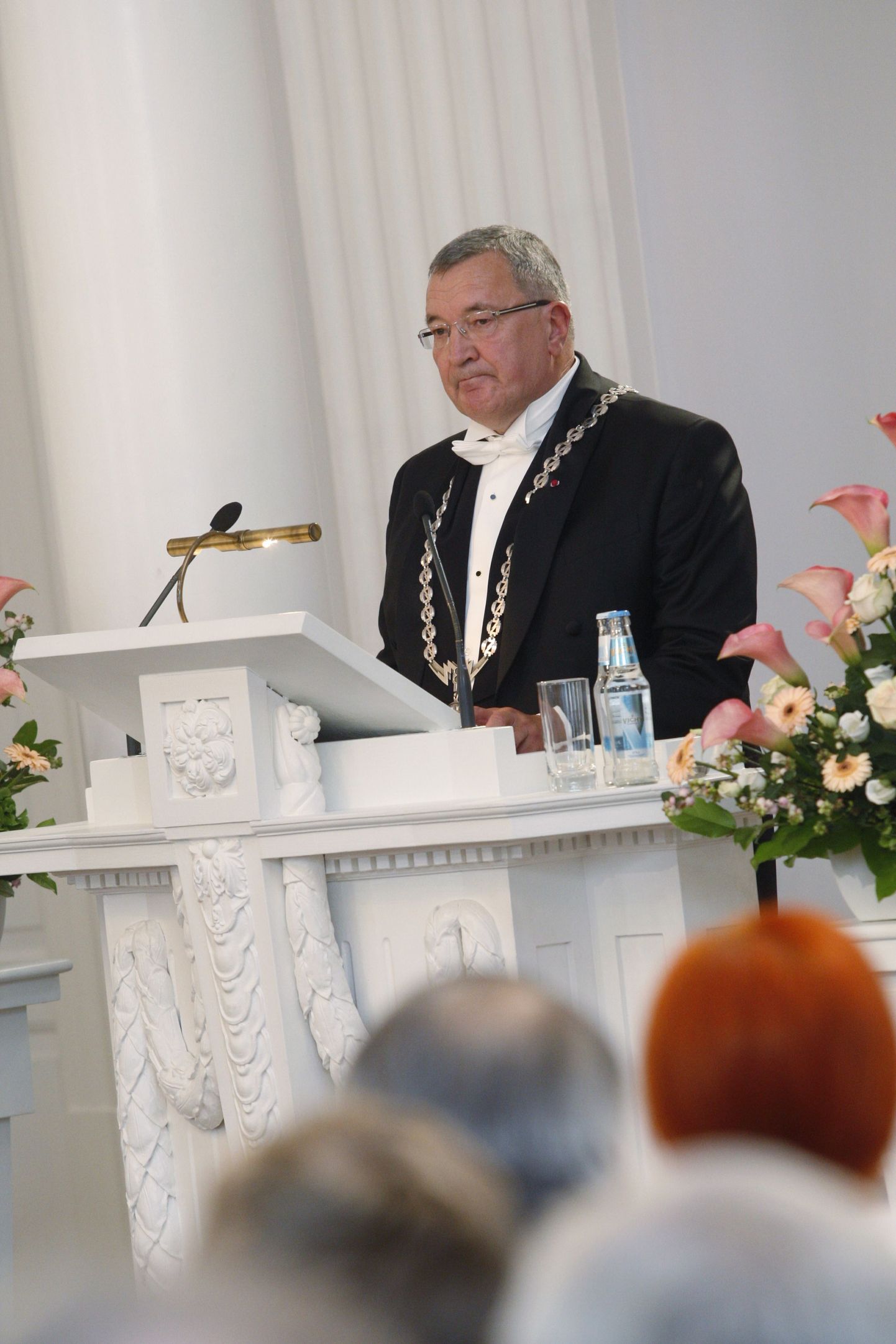 Pildil TTÜ rektor Andres Keevallik Tartu Ülikooli aulas.