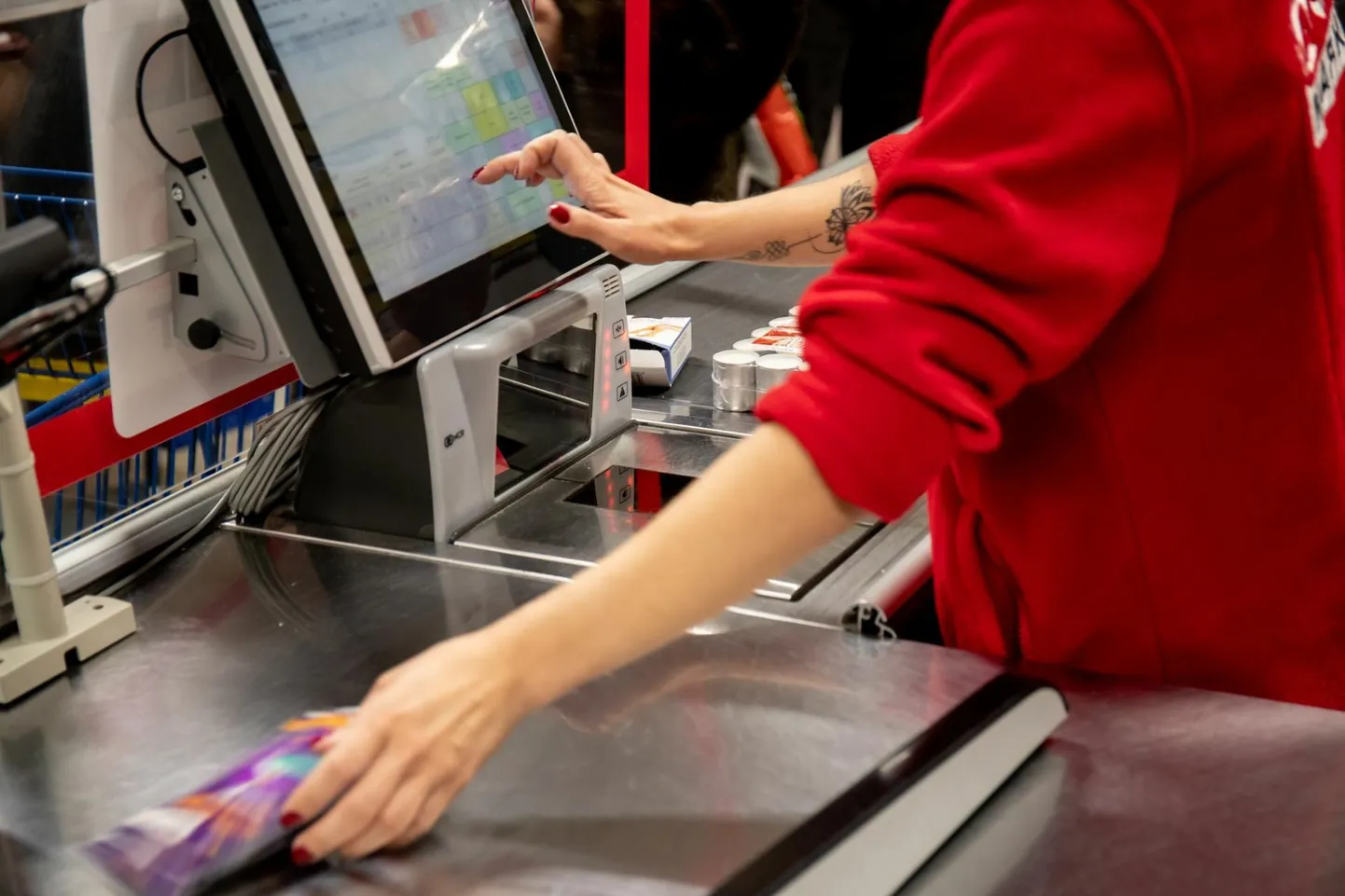 Kassapidaja töötasu jääb küll keskmisele alla, ent temagi töökohta himustavad automaatkassad ja robotid.