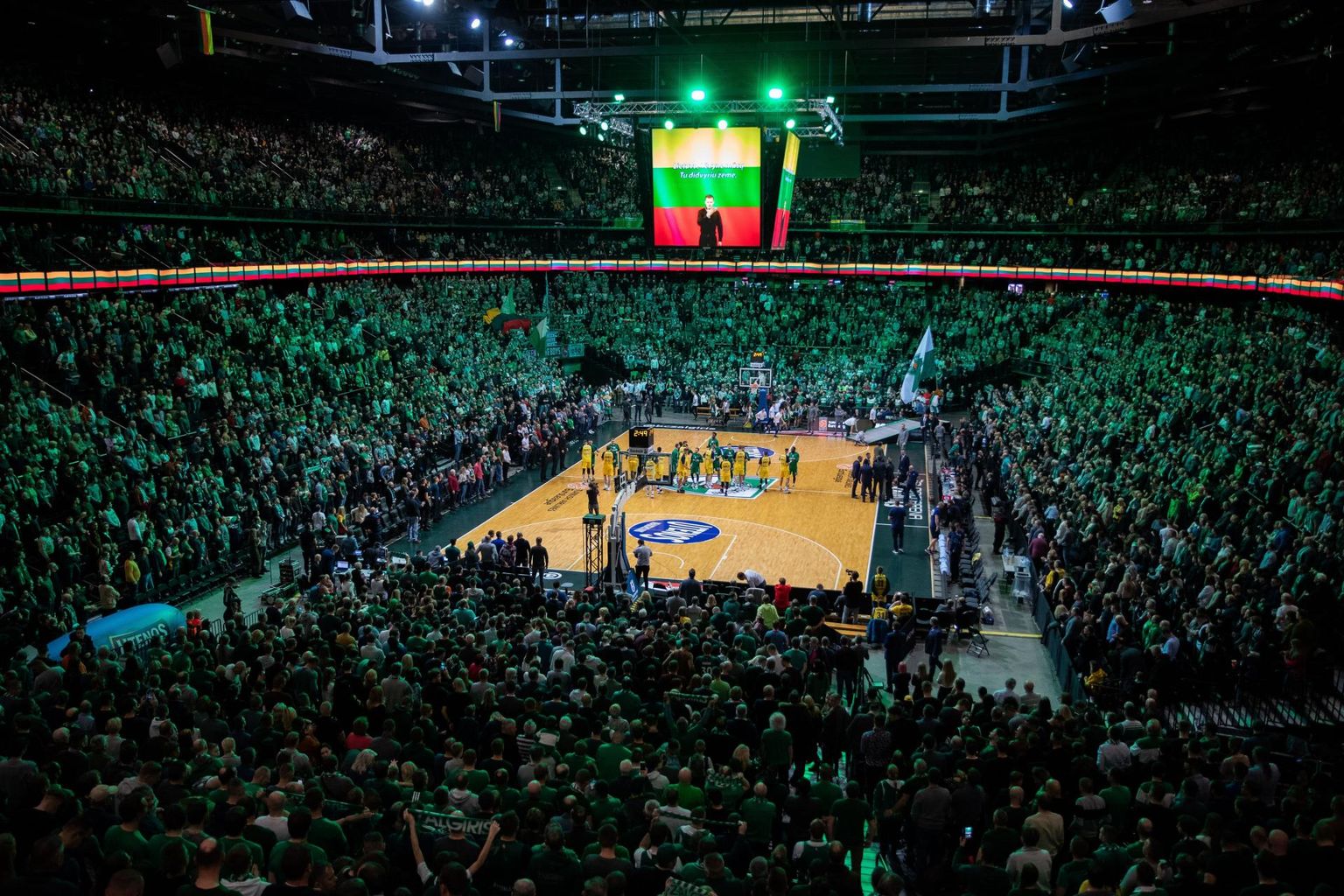 Enne mängu Leedu hümni laulmise ajal värvub Žalgirio Arena üleni roheliseks.  FOTO: Tairo Lutter
