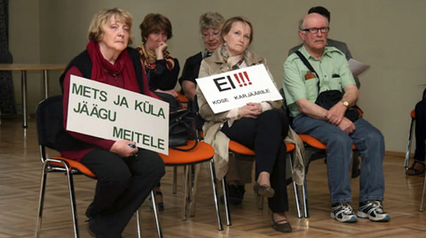 Vallaelanikud volikogu istungitele eriti sageli ei satu, plakatitega pole varem üldse keegi tulnud.