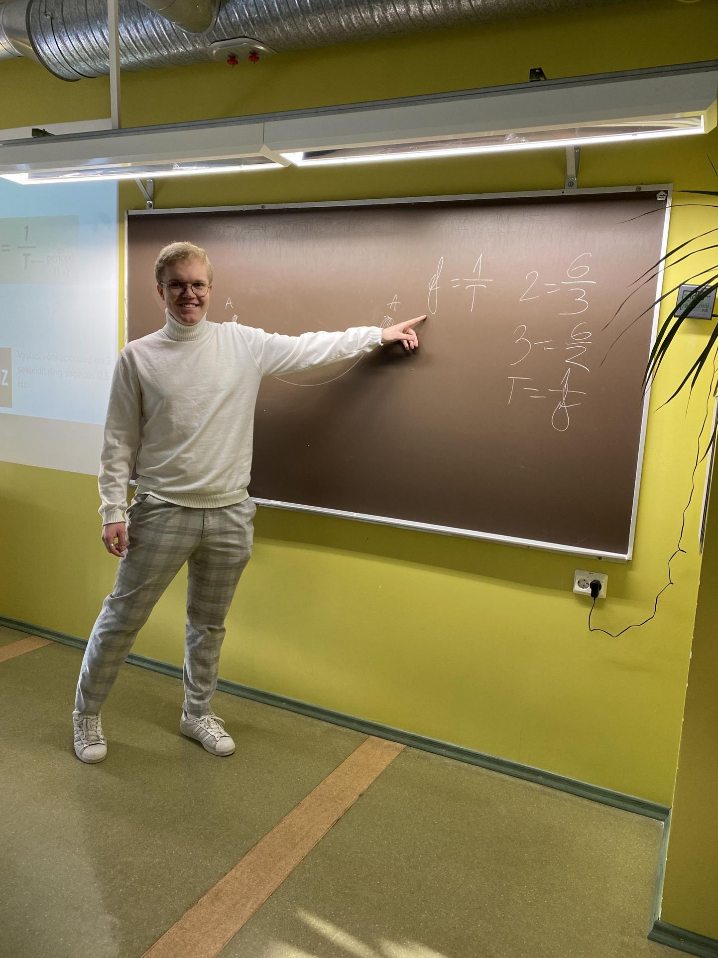 20aastane arstitudeng Kevin Kinev tunneb ennast Vara põhikooli lõpuklassidele füüsikat õpetades juba üsna kindlalt.
