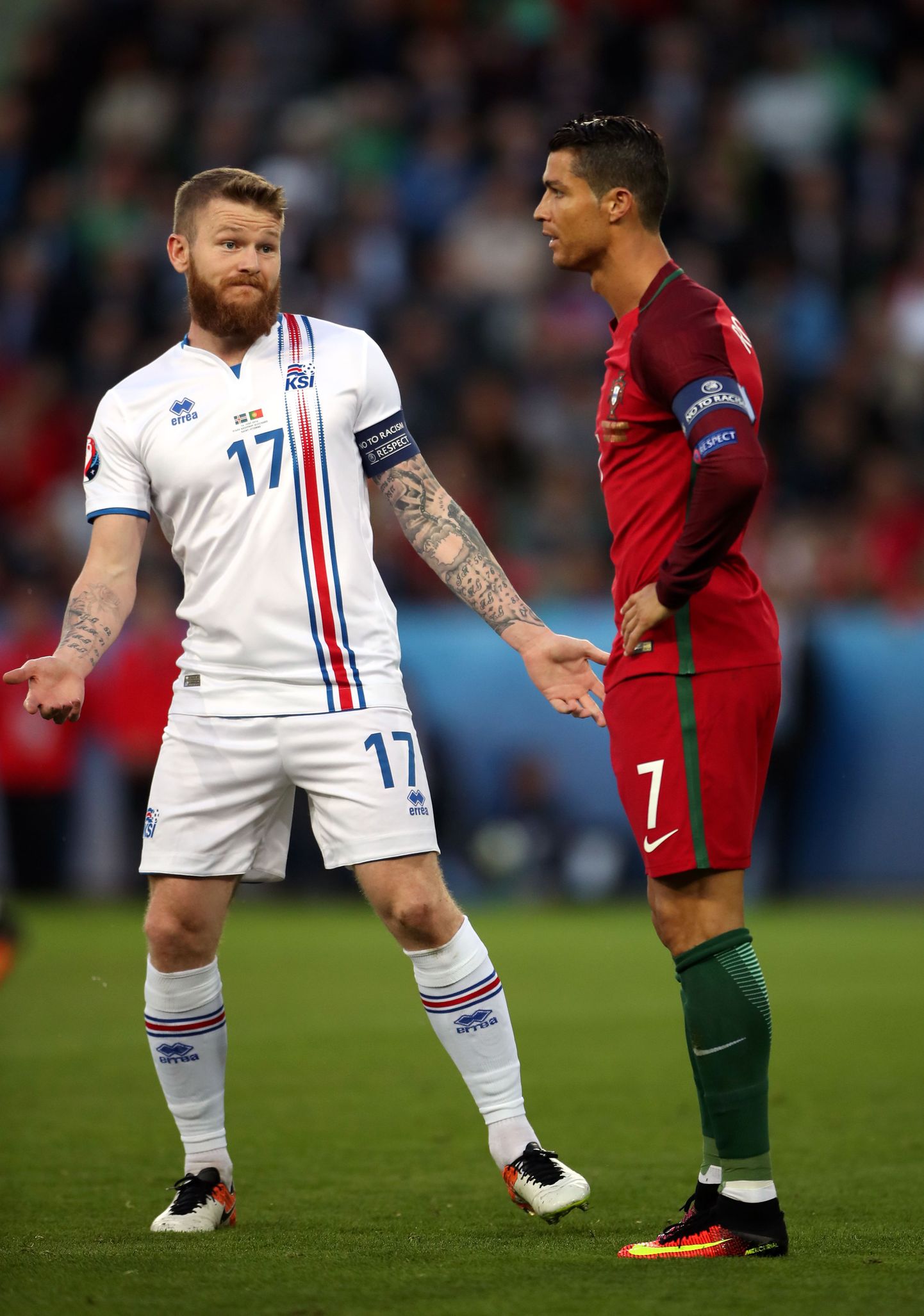 Islandi koondise kapten Aron Gunnarsson näitab Portugali staarile Cristiano Ronaldole, et õnn ei ole alati tugevamate poolel.